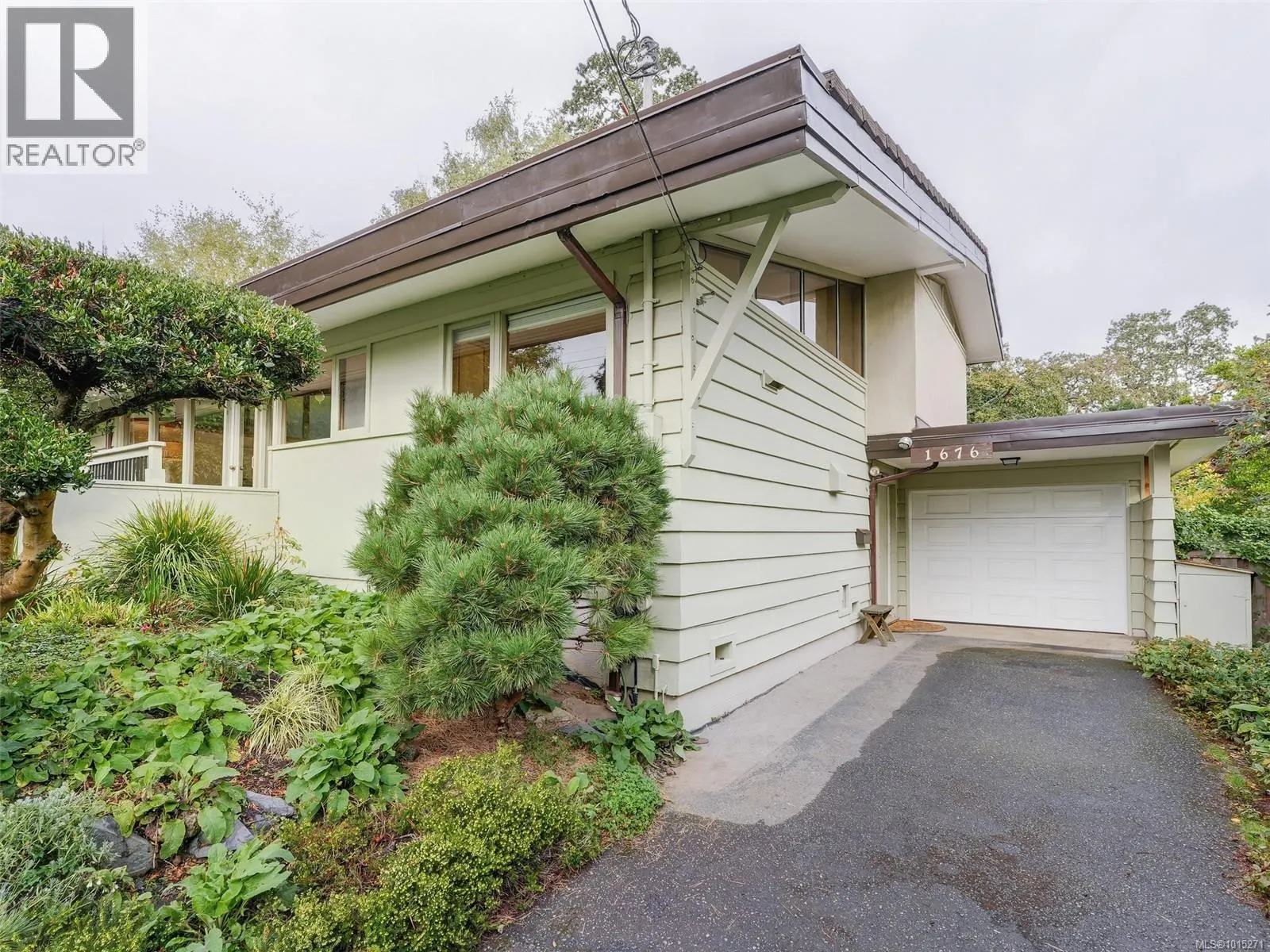 1676 St. Francis Wood