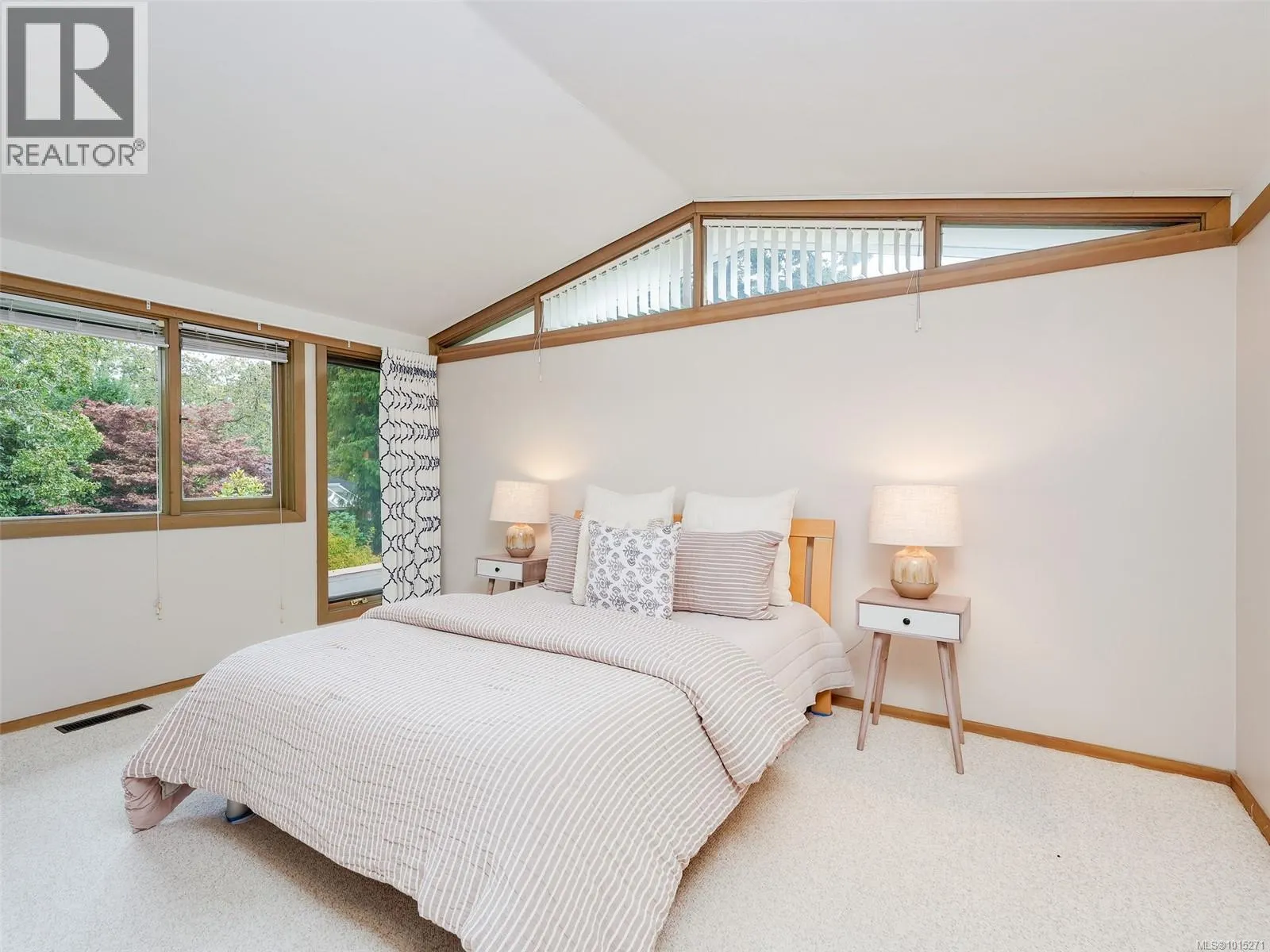 1676 St. Francis Wood