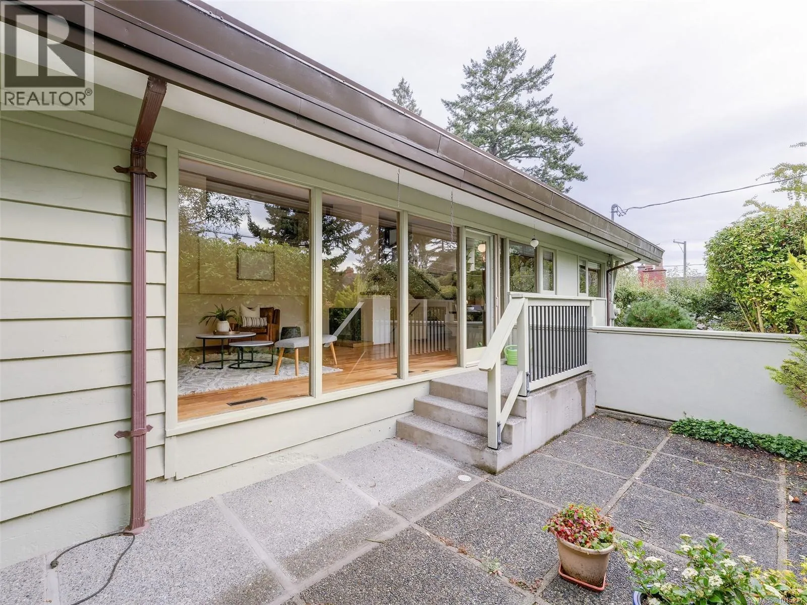 1676 St. Francis Wood