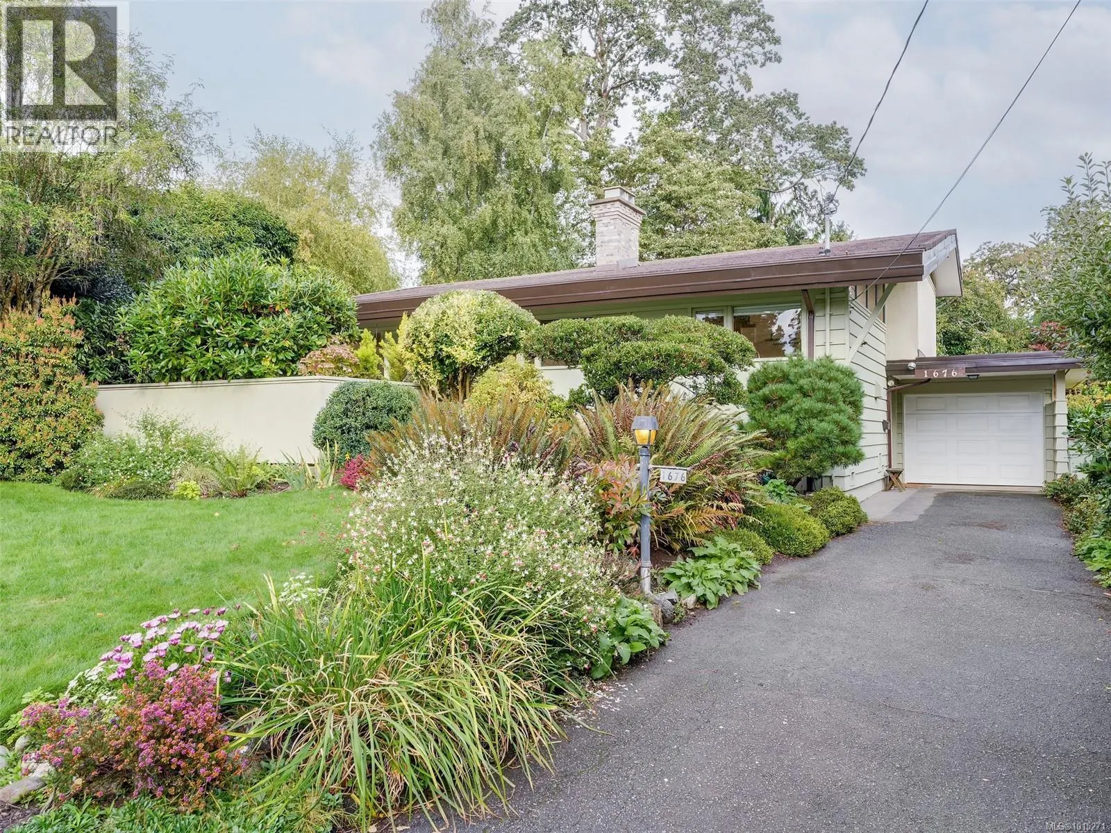 1676 St. Francis Wood