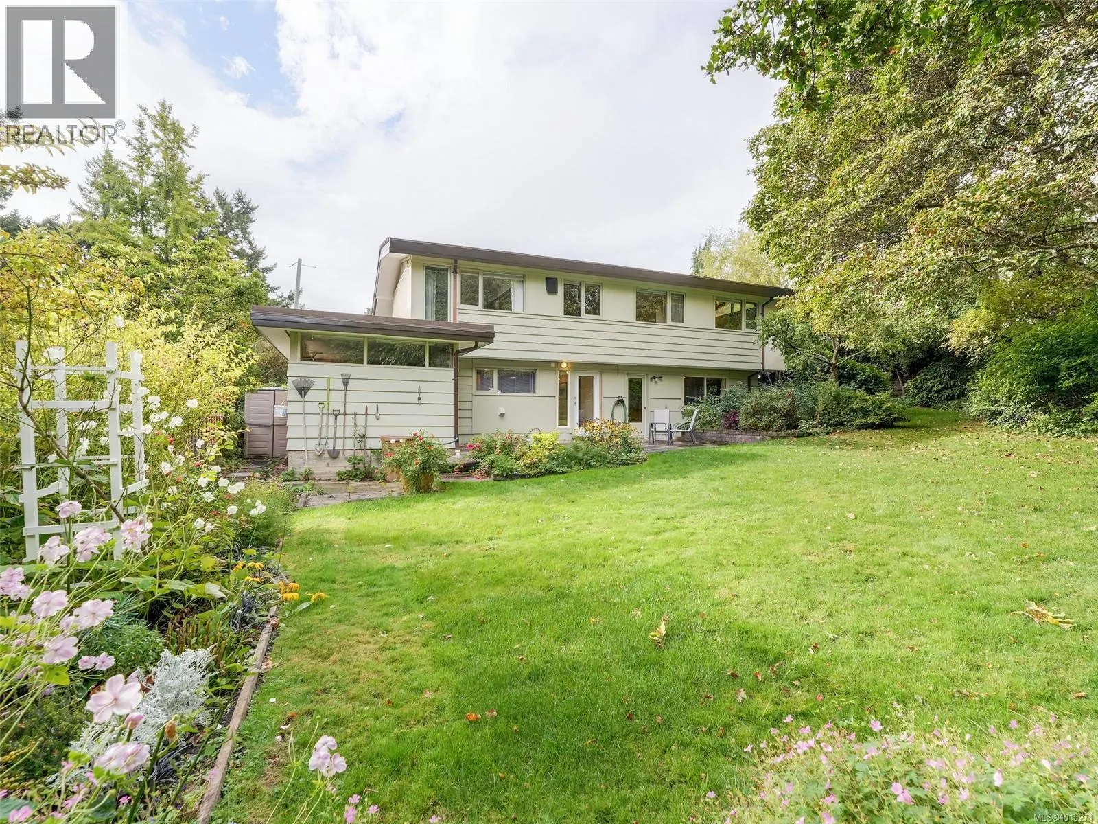1676 St. Francis Wood