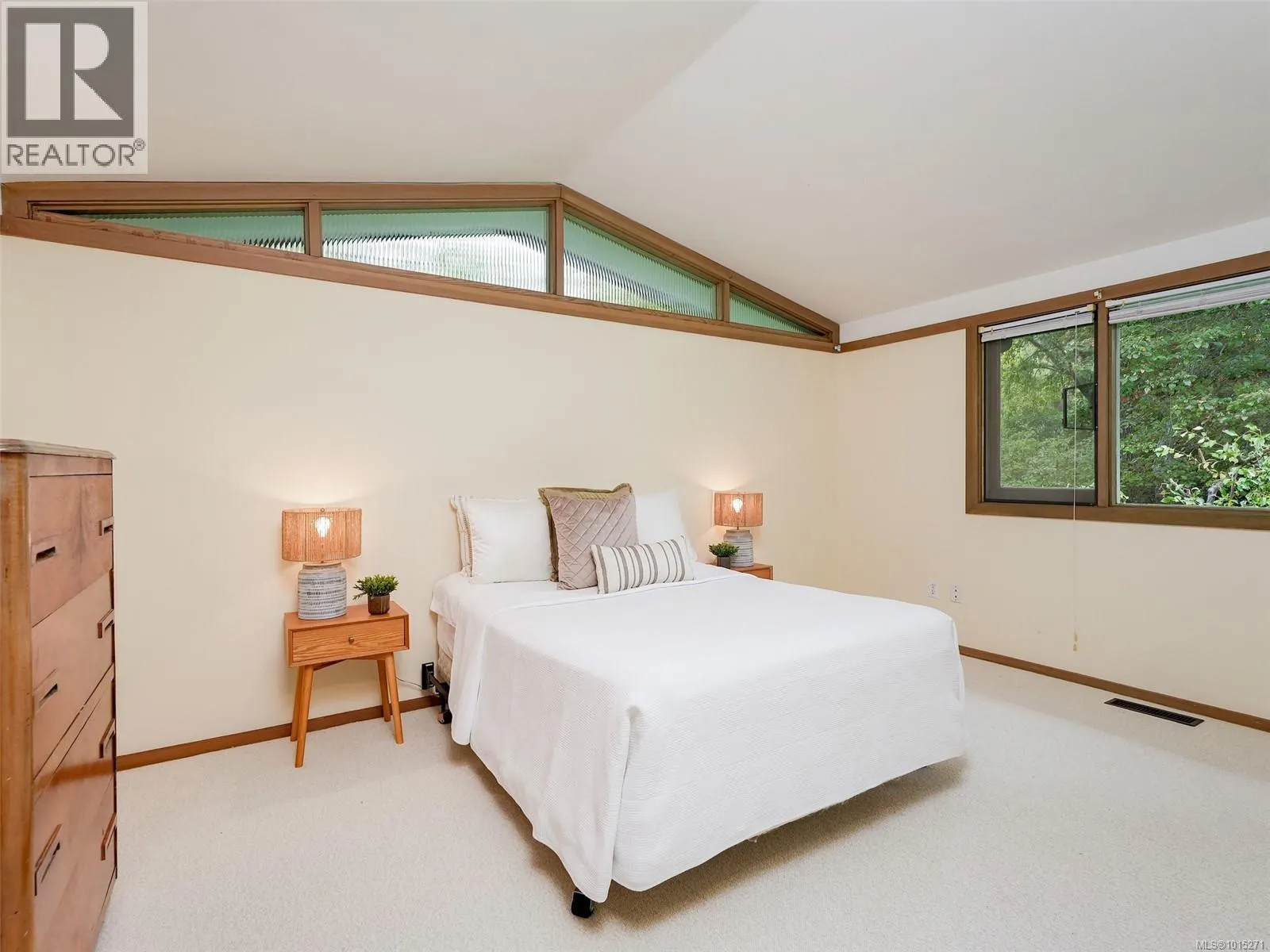 1676 St. Francis Wood