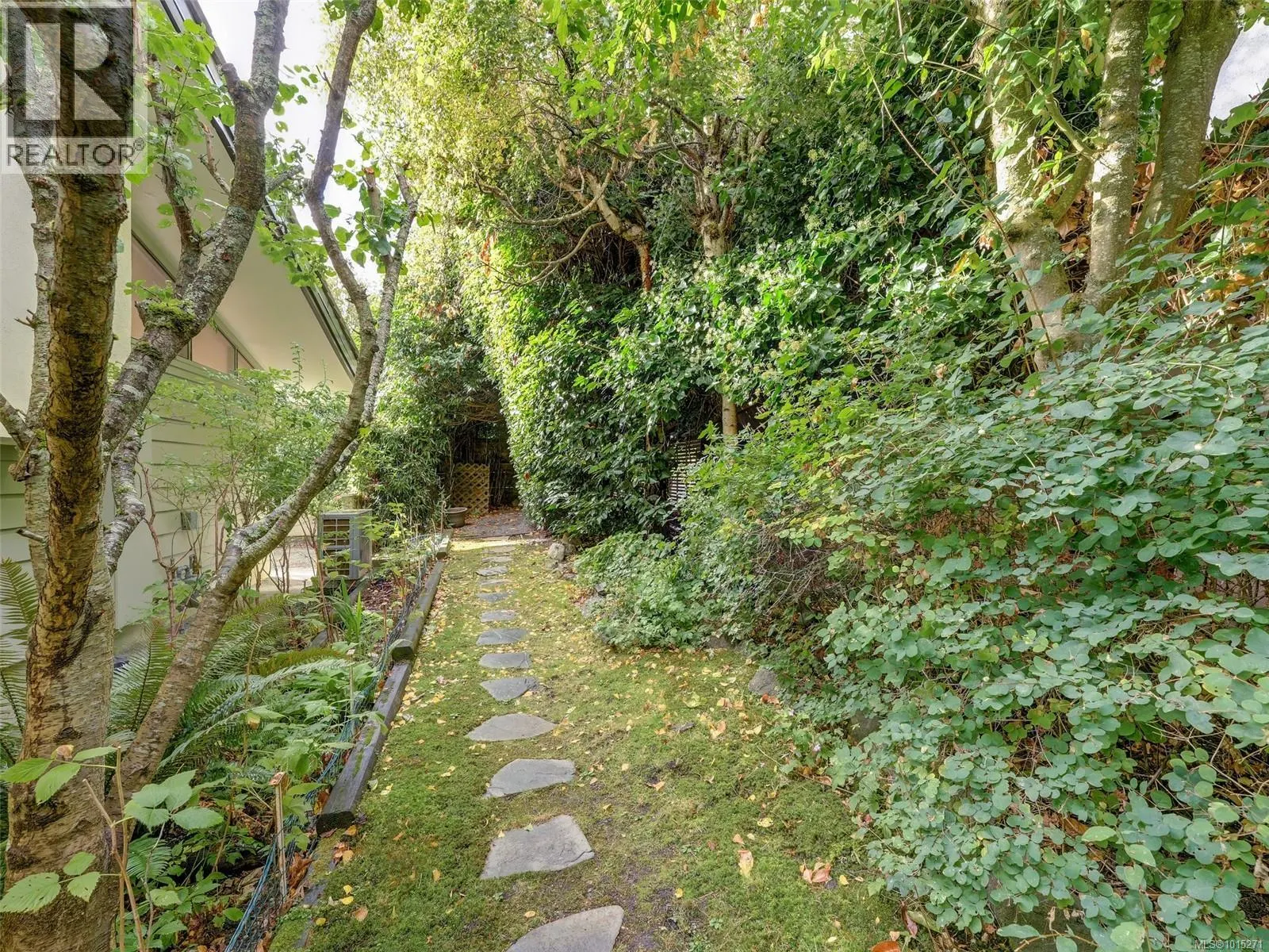 1676 St. Francis Wood