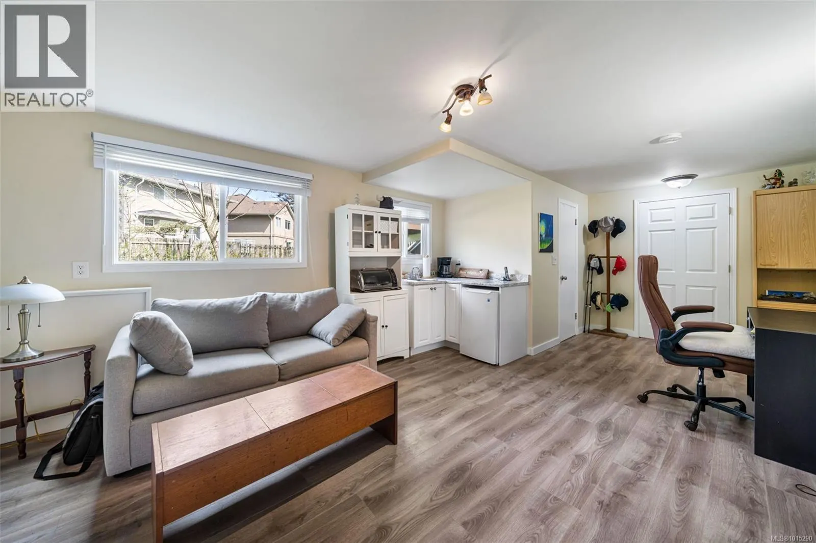 2498 Meadowland Dr