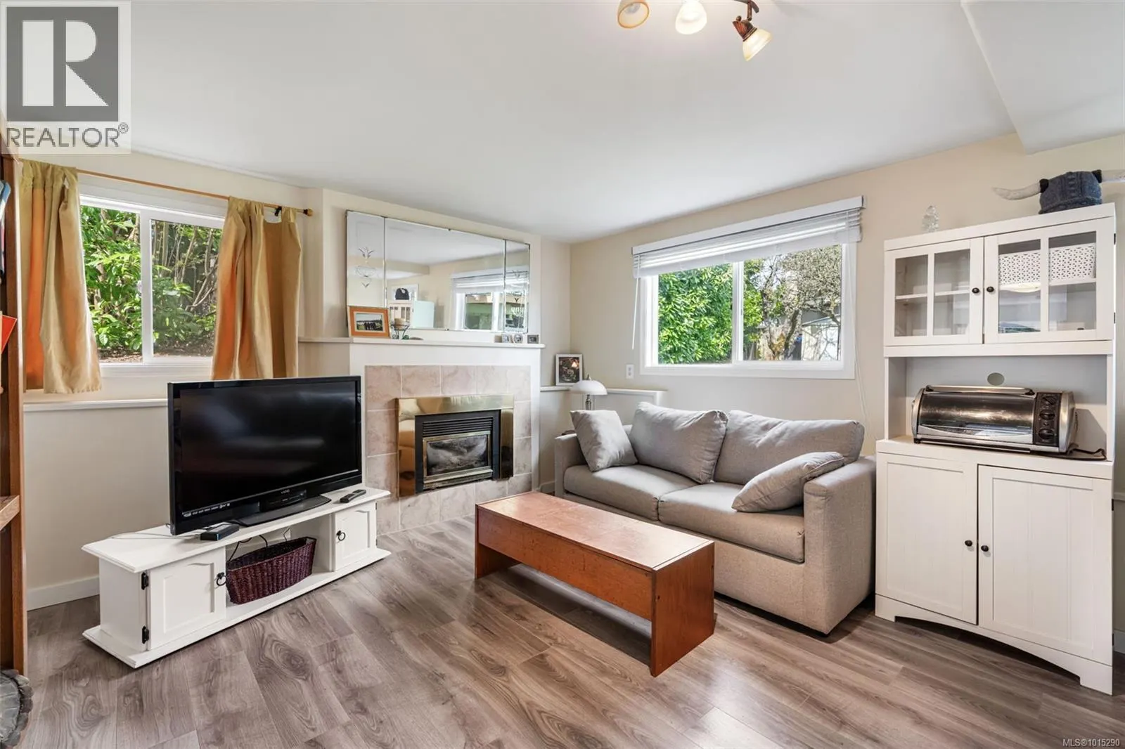 2498 Meadowland Dr