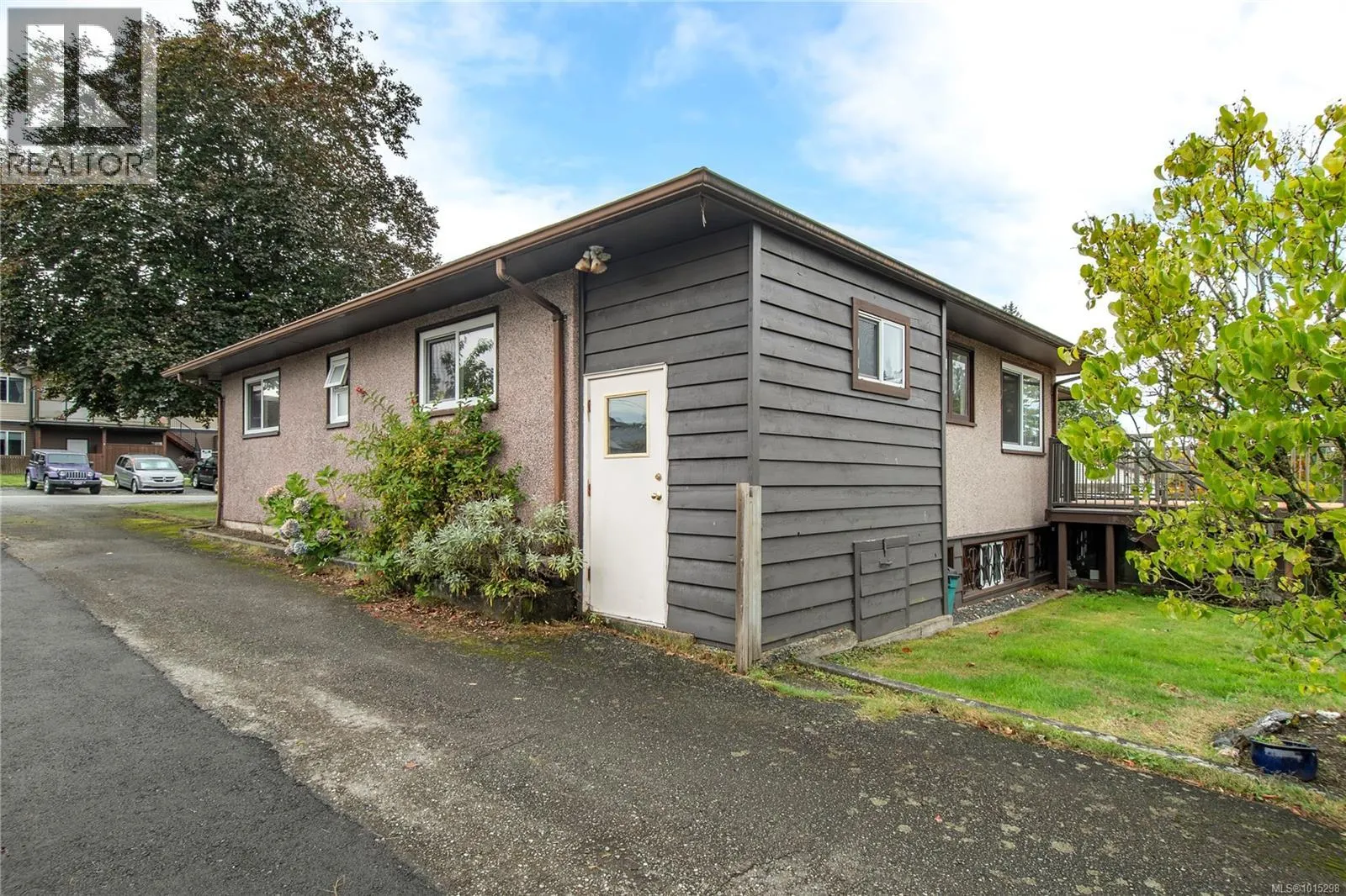 644 8th Ave