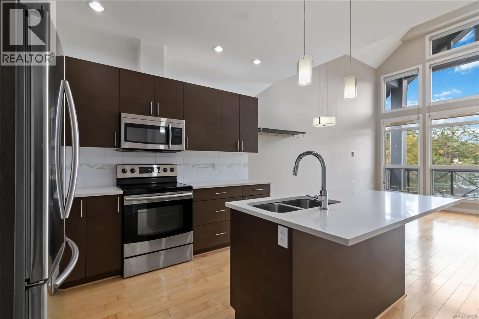 608 924 Esquimalt Rd