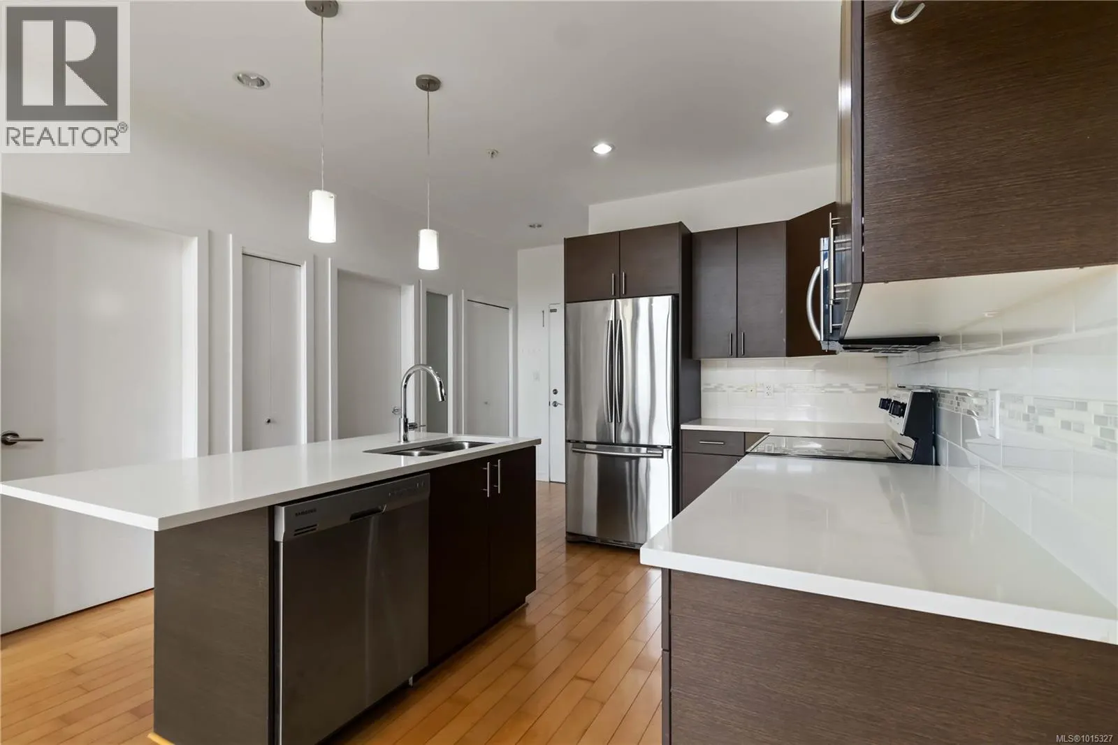 608 924 Esquimalt Rd