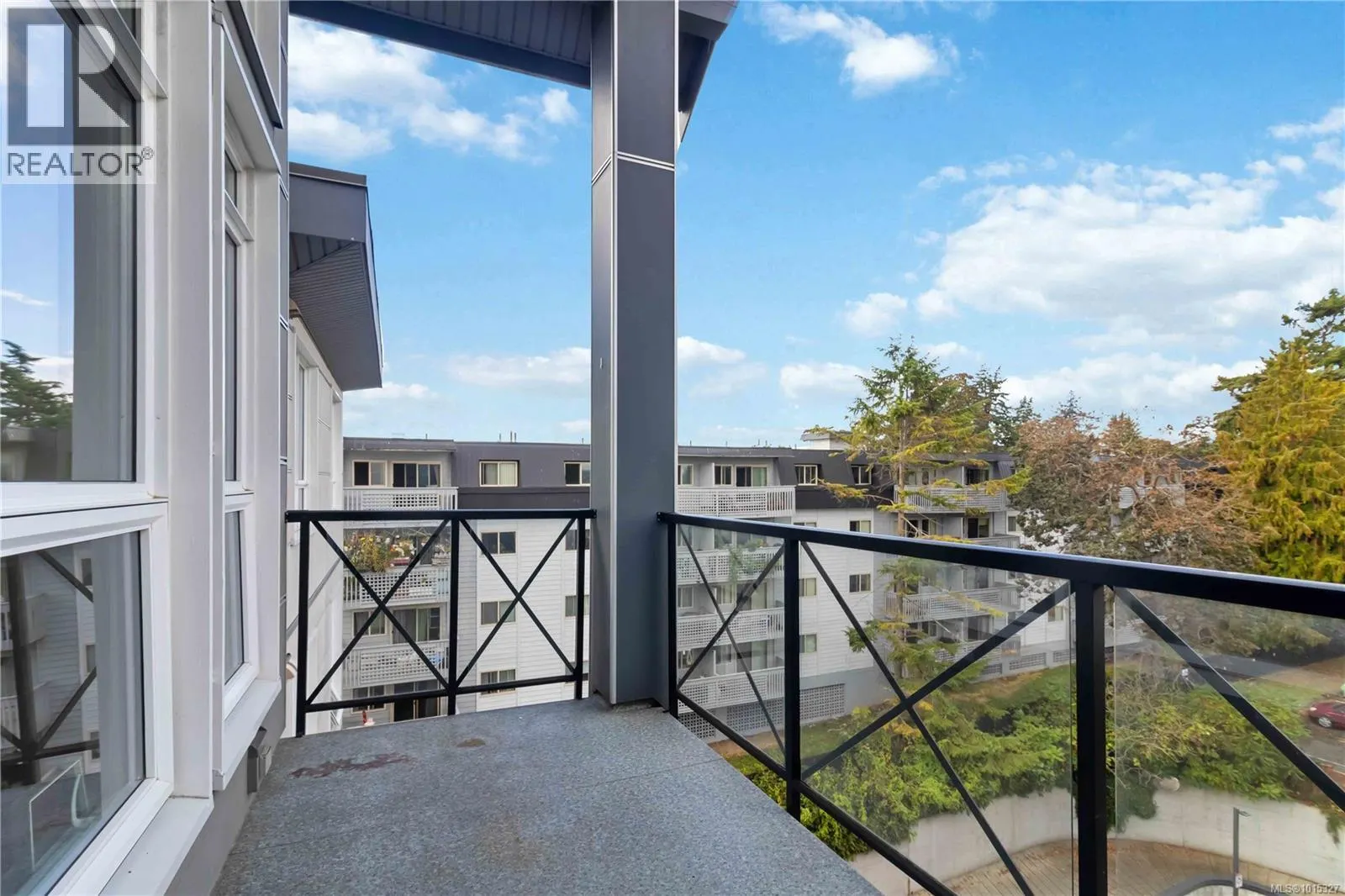 608 924 Esquimalt Rd