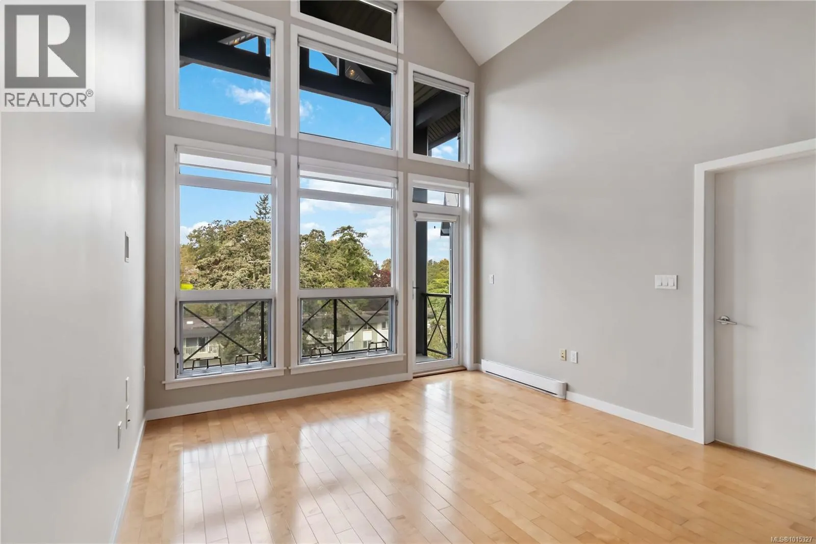 608 924 Esquimalt Rd