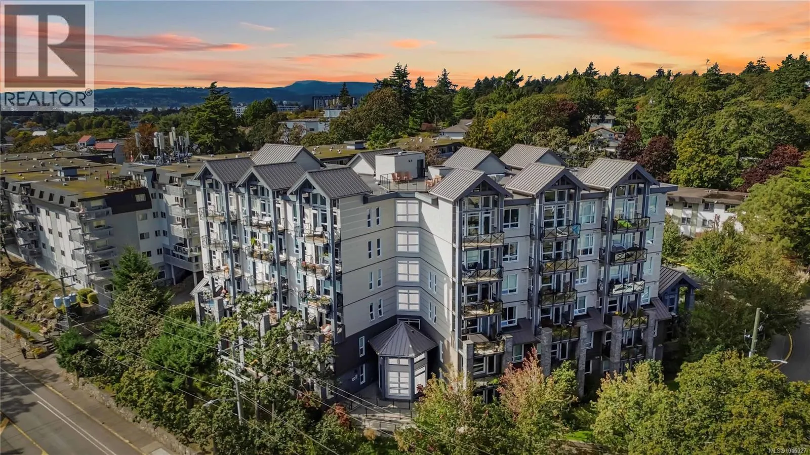 608 924 Esquimalt Rd