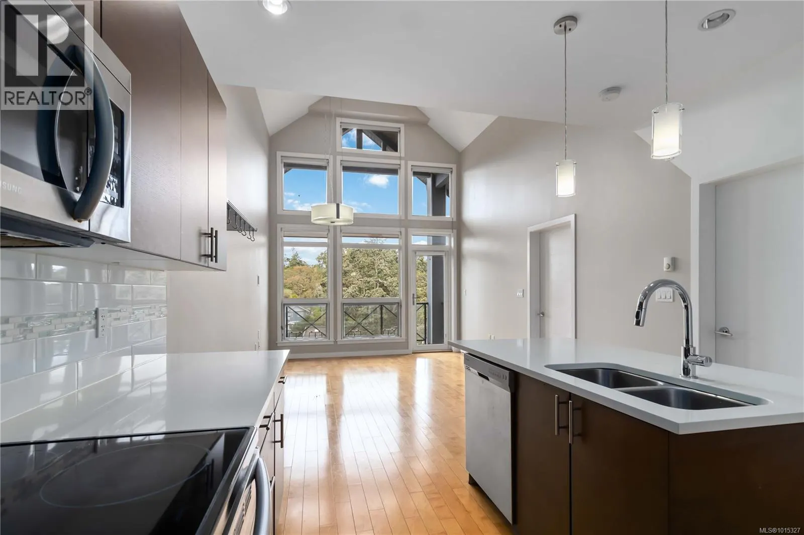 608 924 Esquimalt Rd