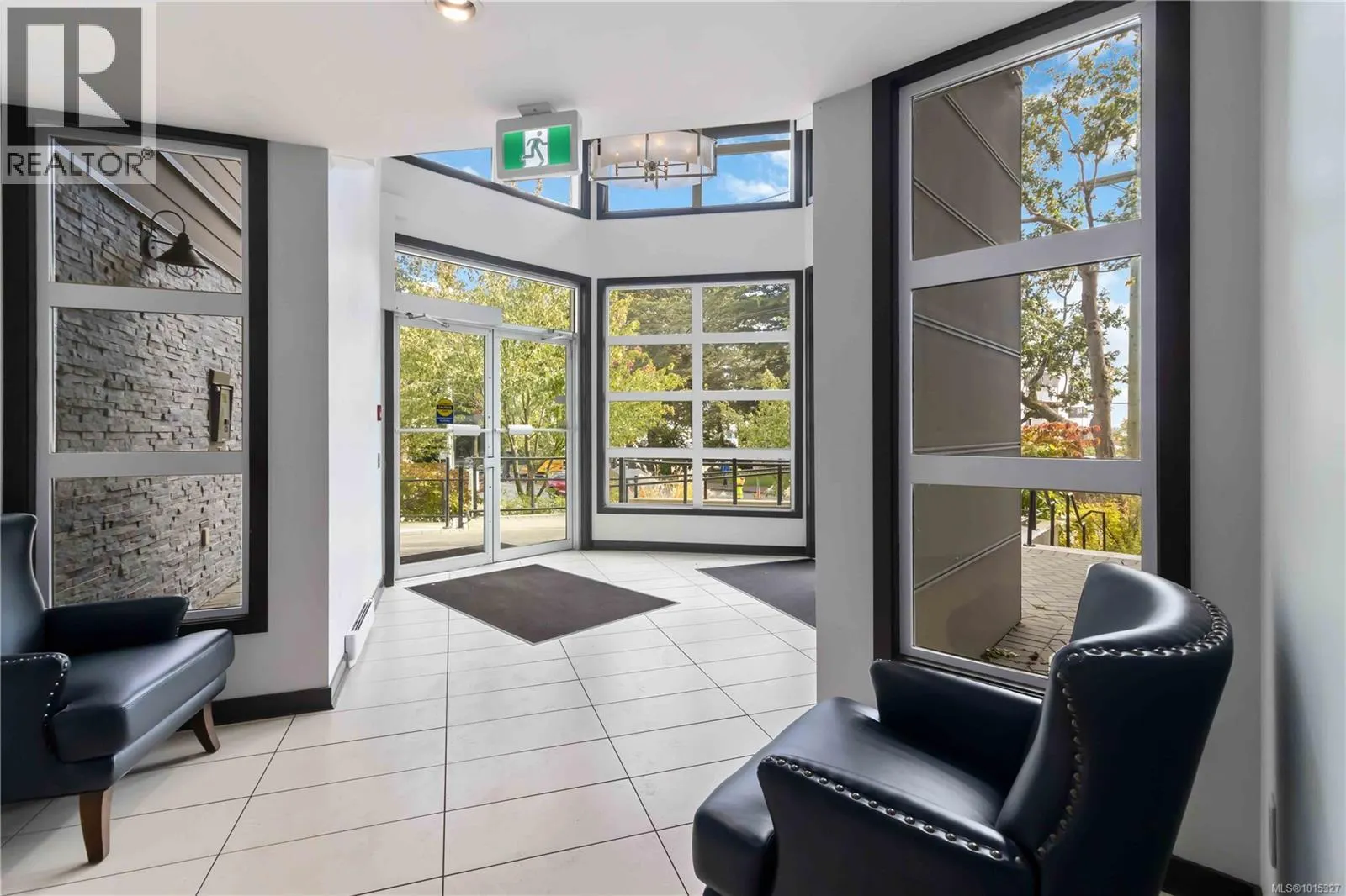 608 924 Esquimalt Rd