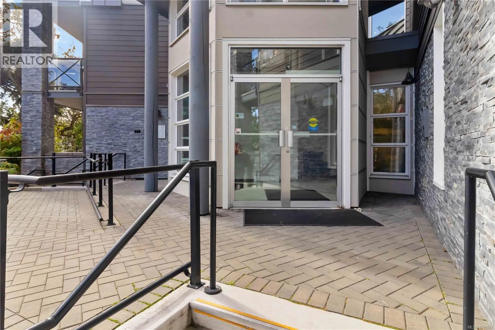 608 924 Esquimalt Rd