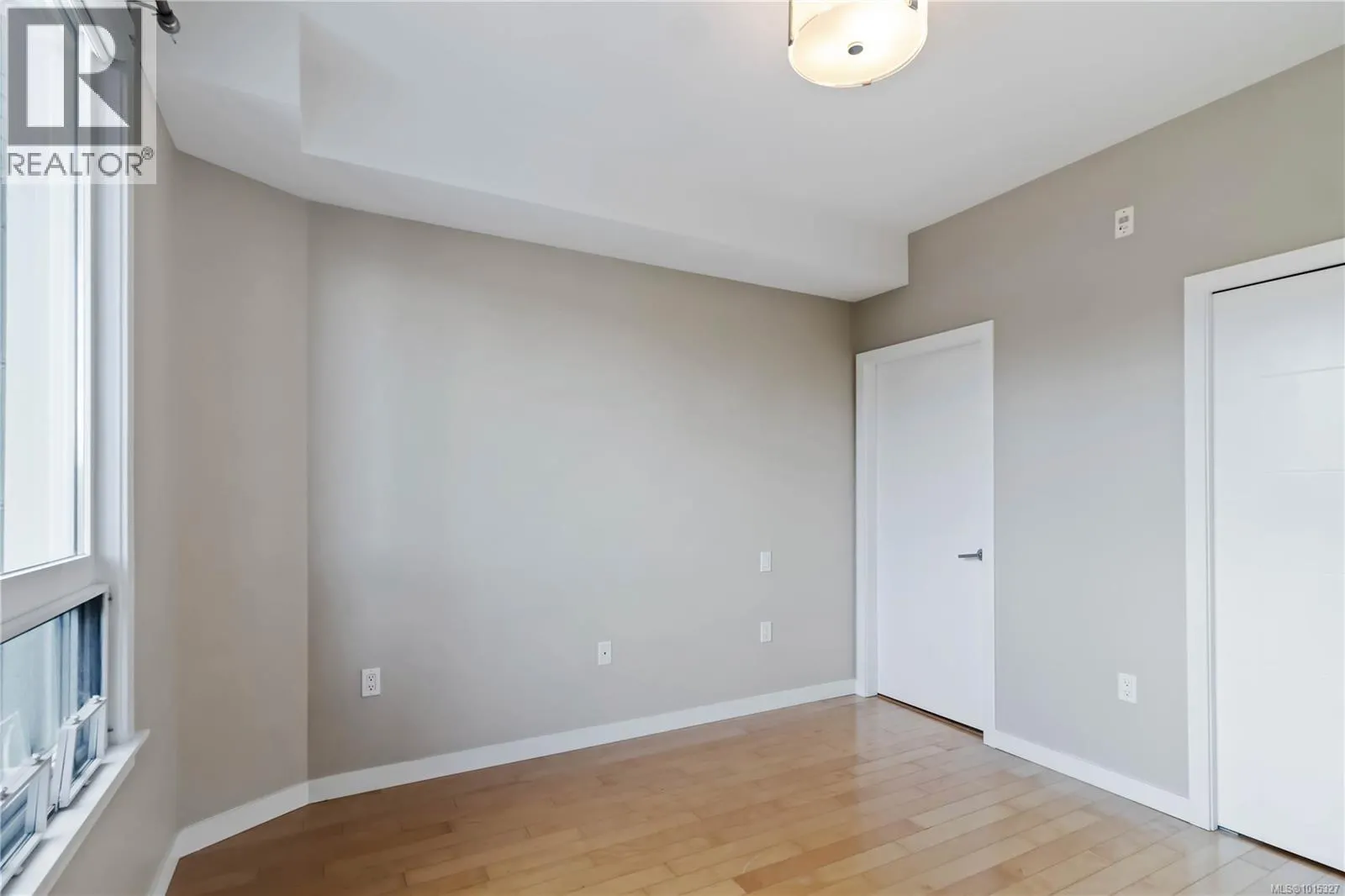608 924 Esquimalt Rd