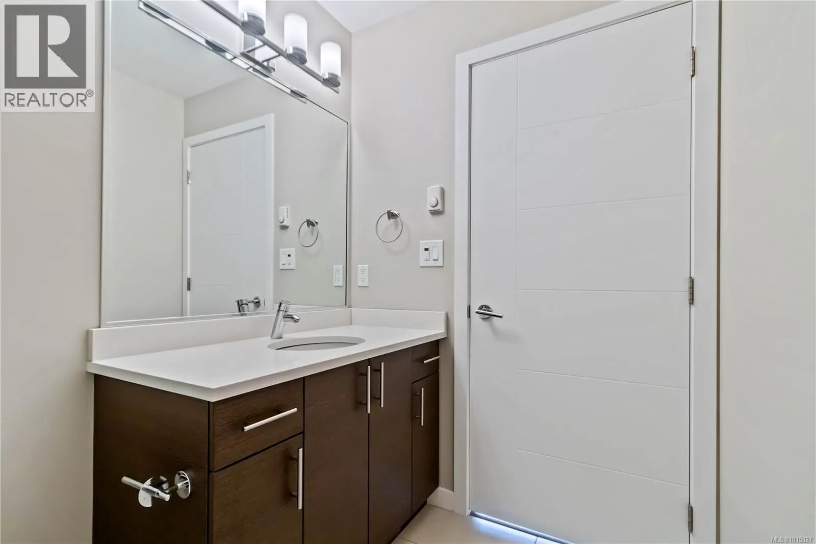 608 924 Esquimalt Rd