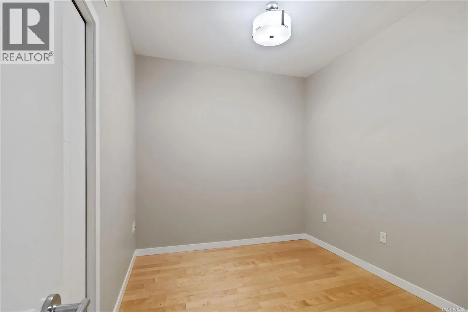 608 924 Esquimalt Rd