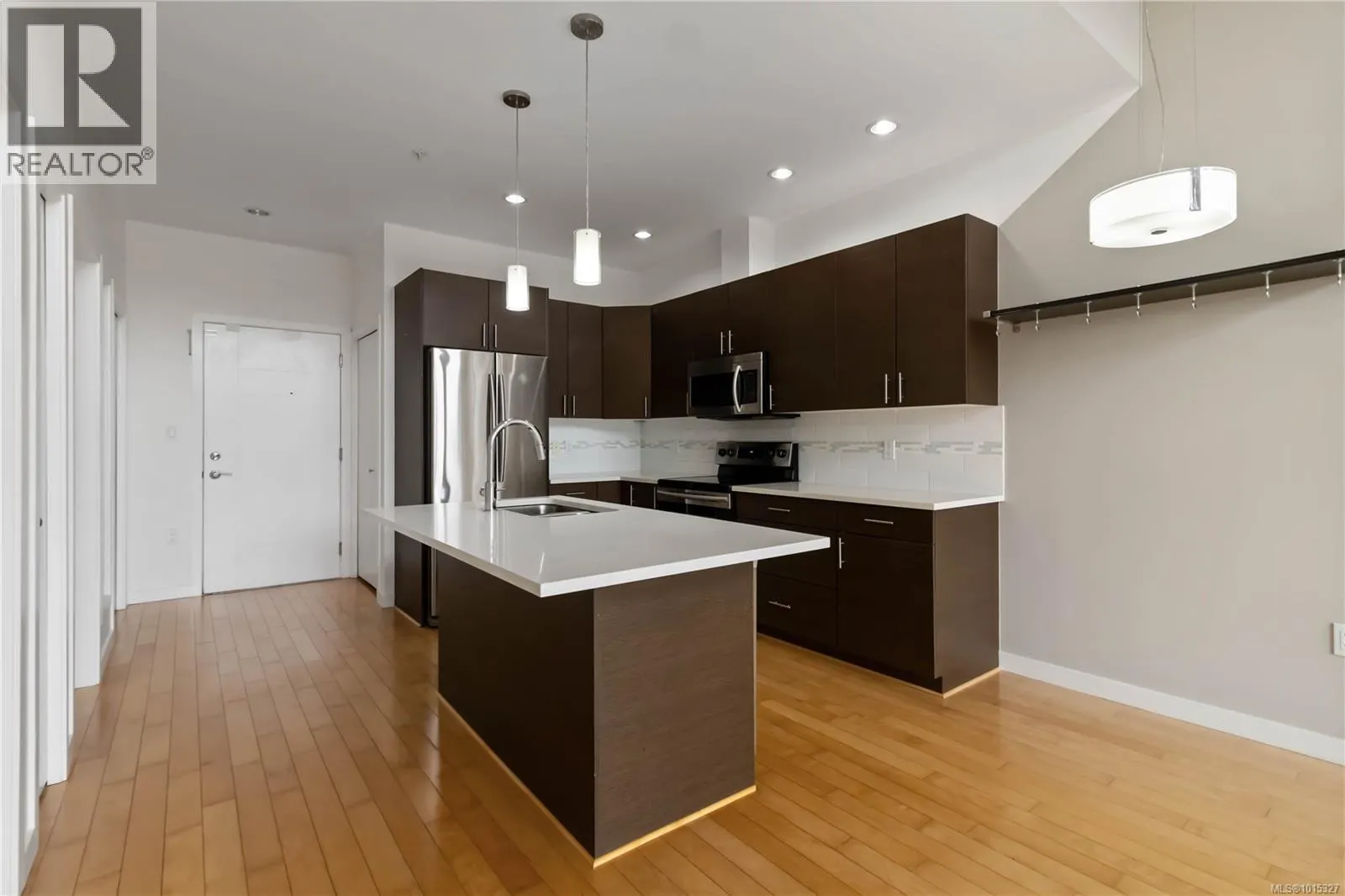 608 924 Esquimalt Rd