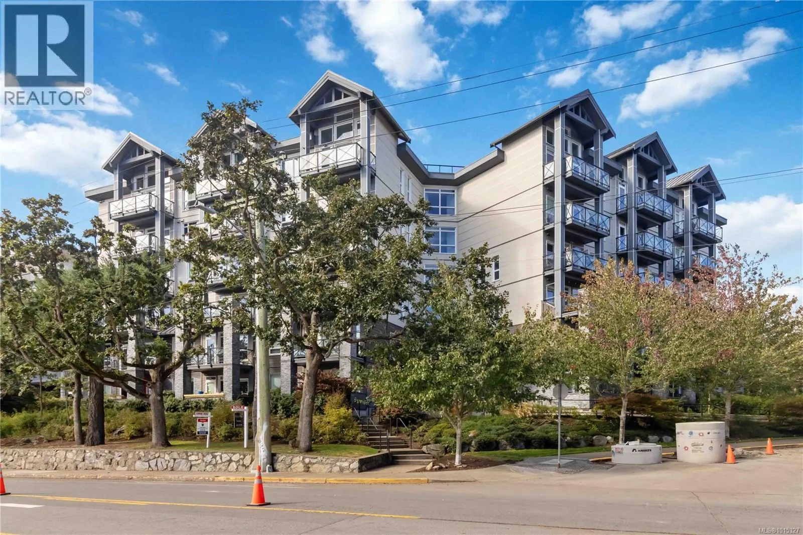 608 924 Esquimalt Rd