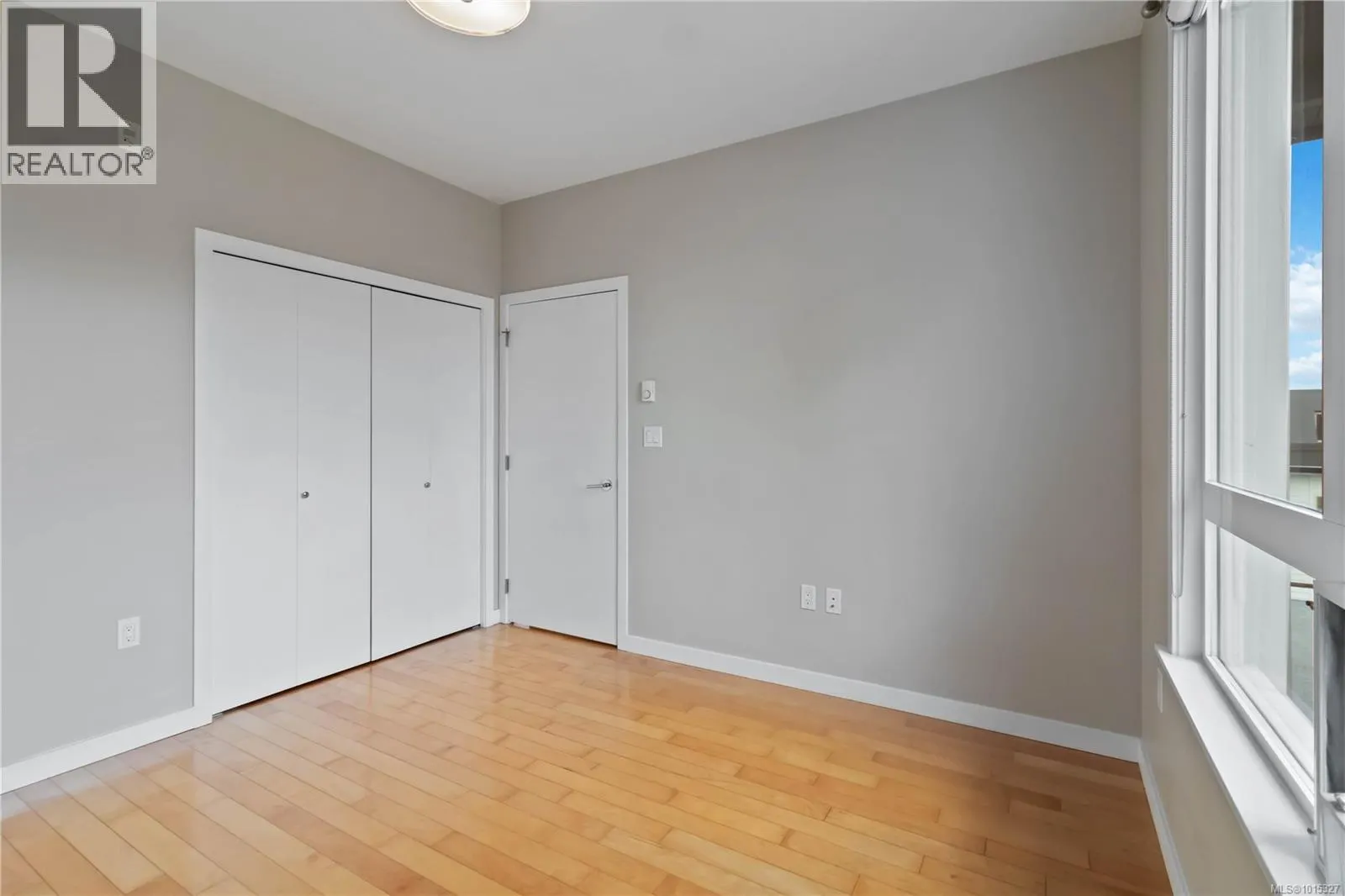 608 924 Esquimalt Rd
