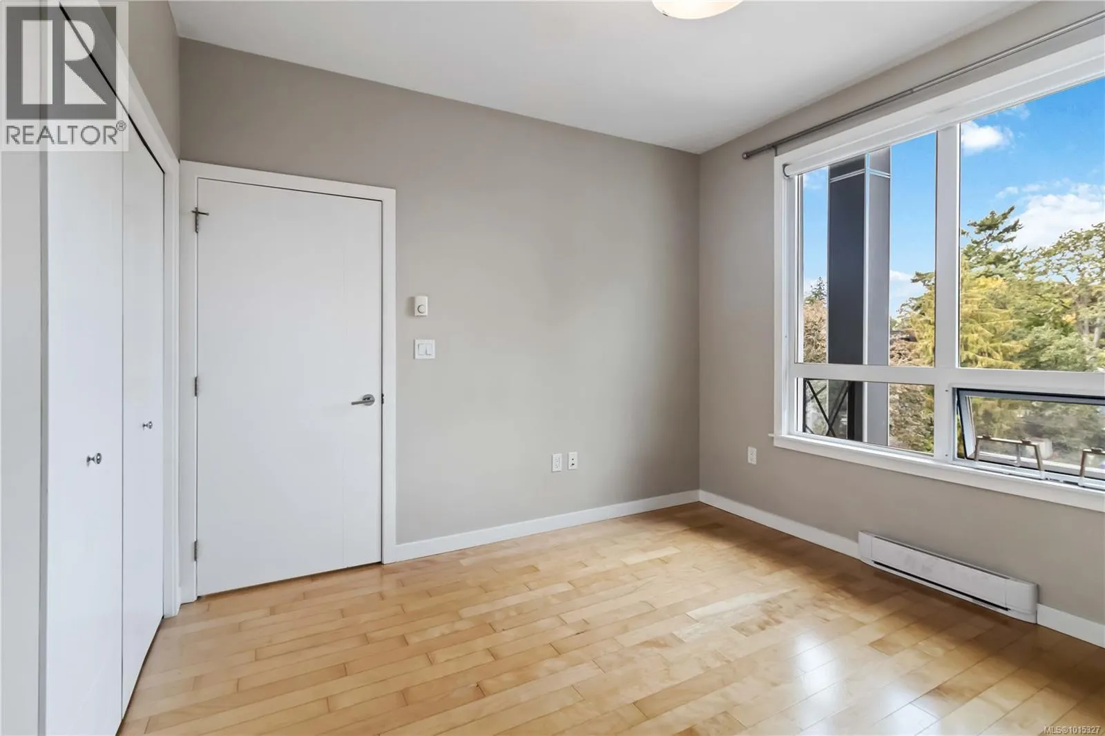 608 924 Esquimalt Rd
