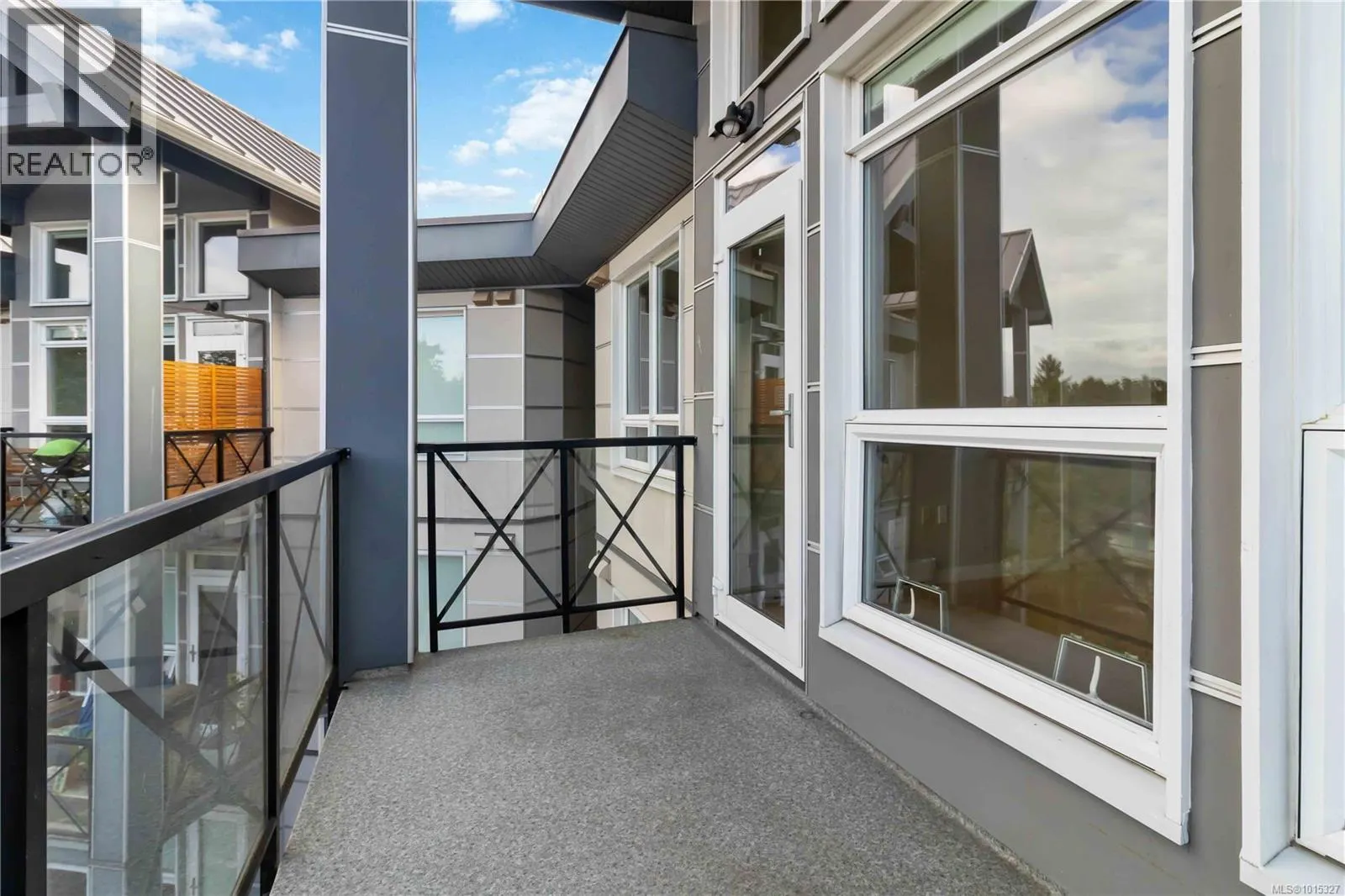 608 924 Esquimalt Rd