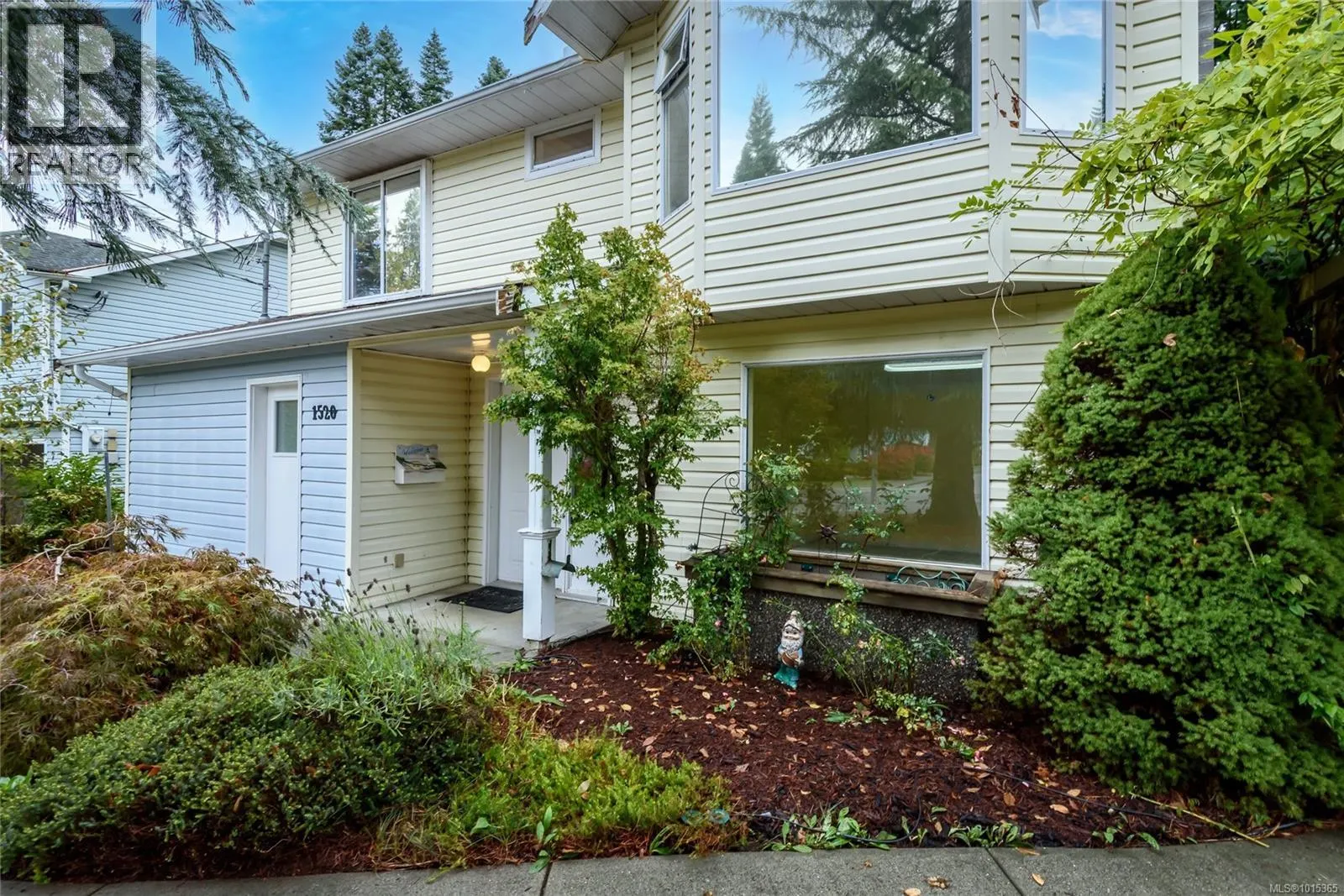 1520 Embleton Cres