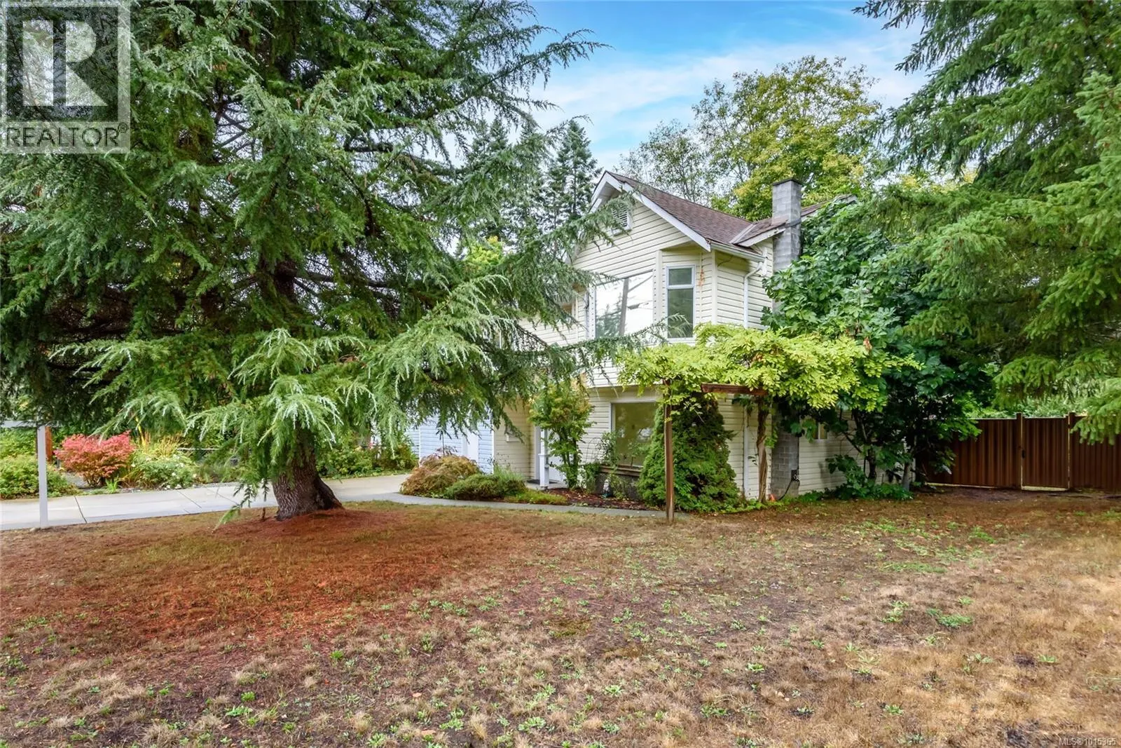 1520 Embleton Cres