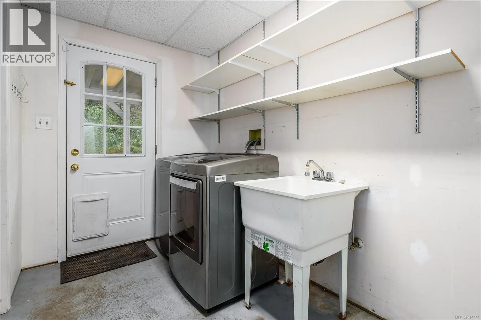 1520 Embleton Cres
