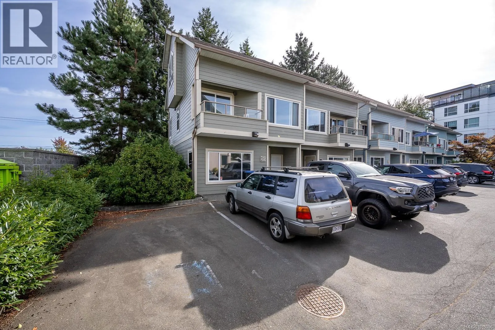 411/421 3030 Kilpatrick Ave