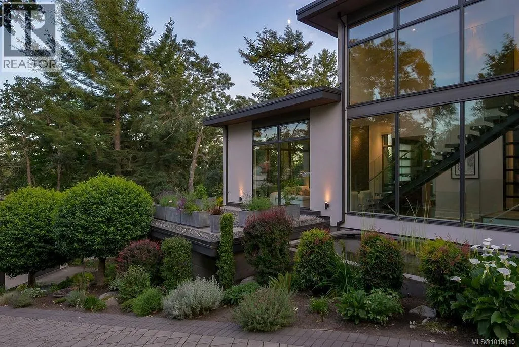 3724 Arbutus Ridge