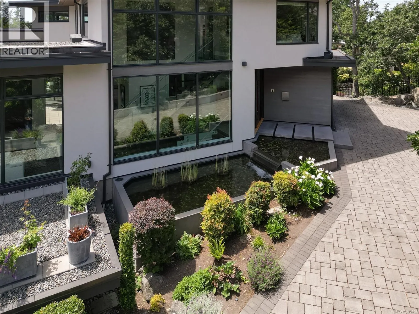 3724 Arbutus Ridge