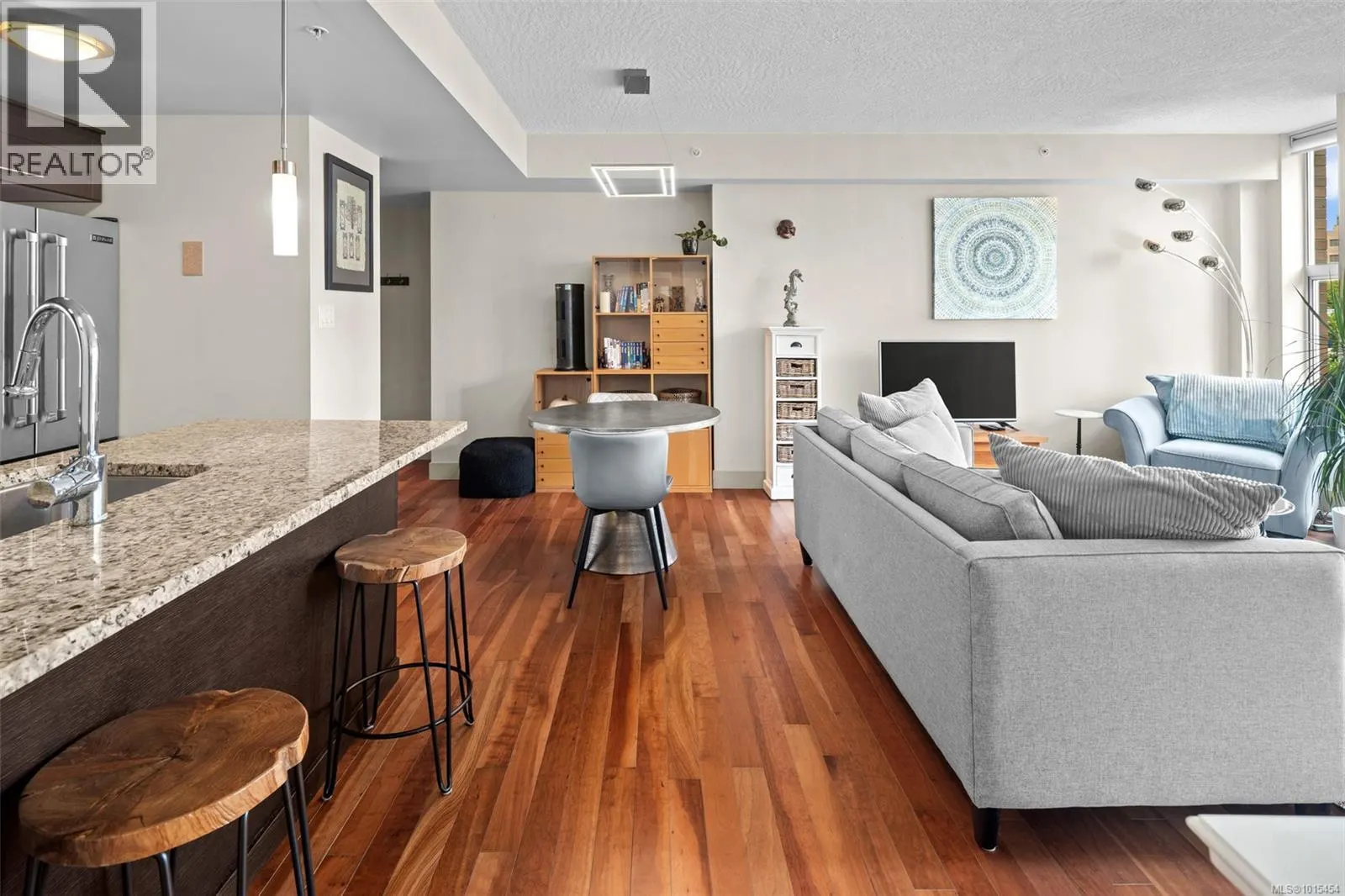 N408 737 Humboldt St