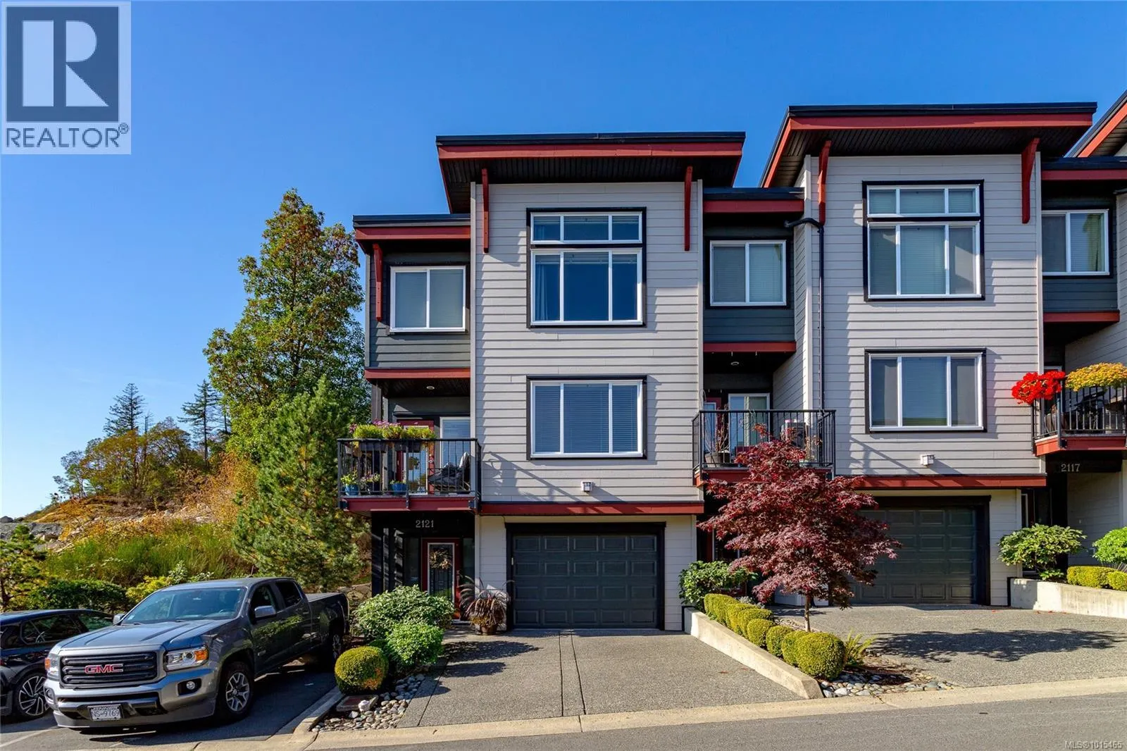2121 Greenhill Rise