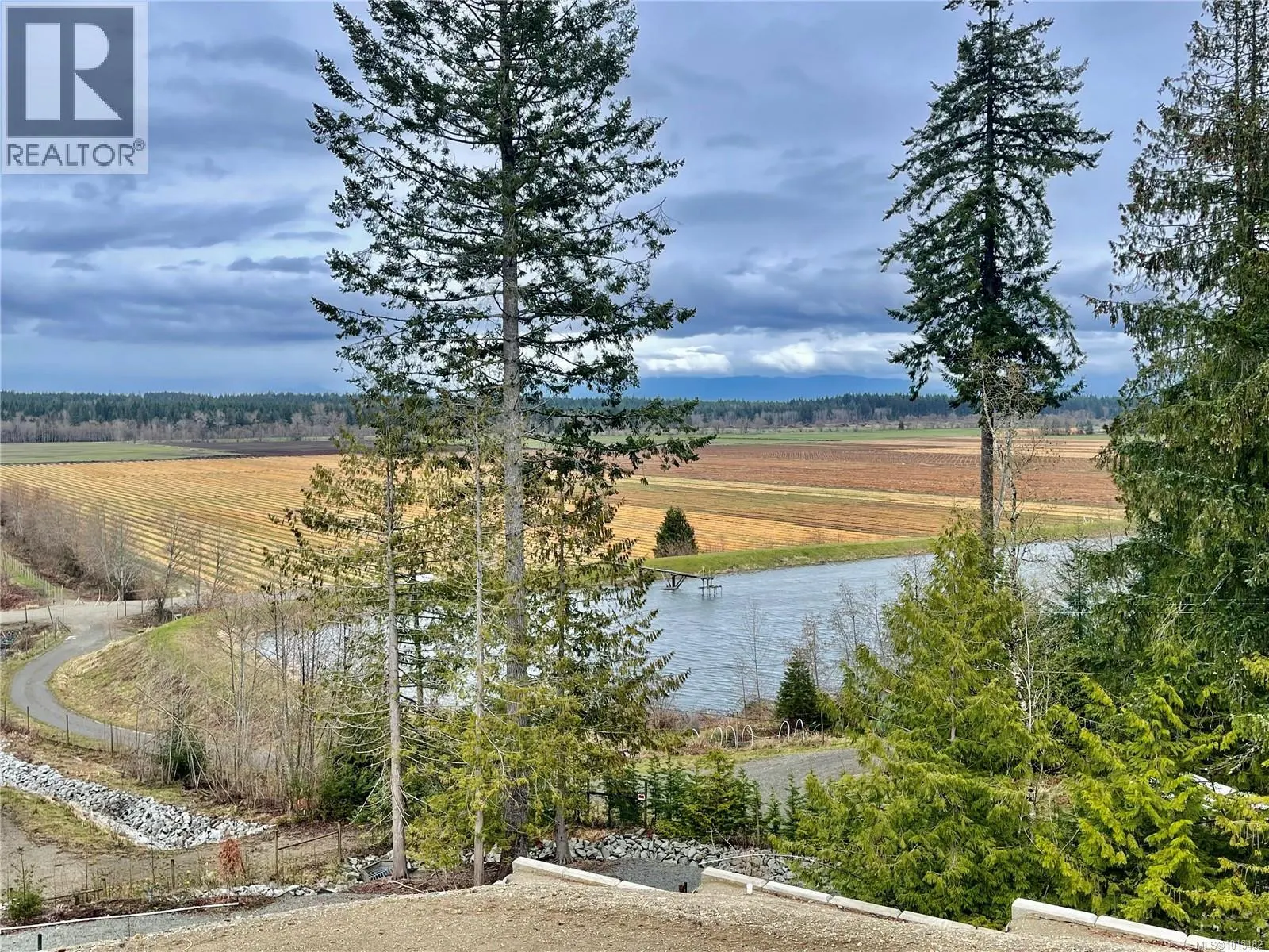 3312 Klanawa Cres