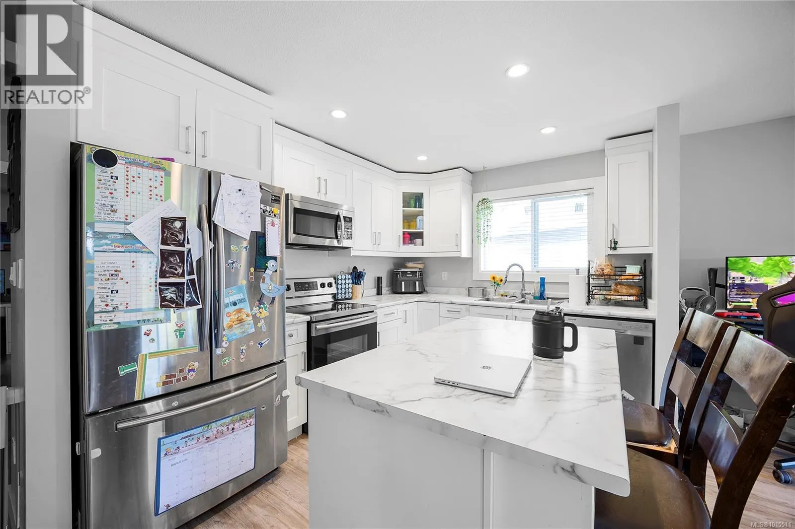 557 Lori Pl
