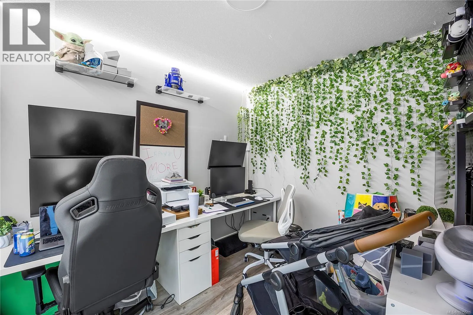 557 Lori Pl