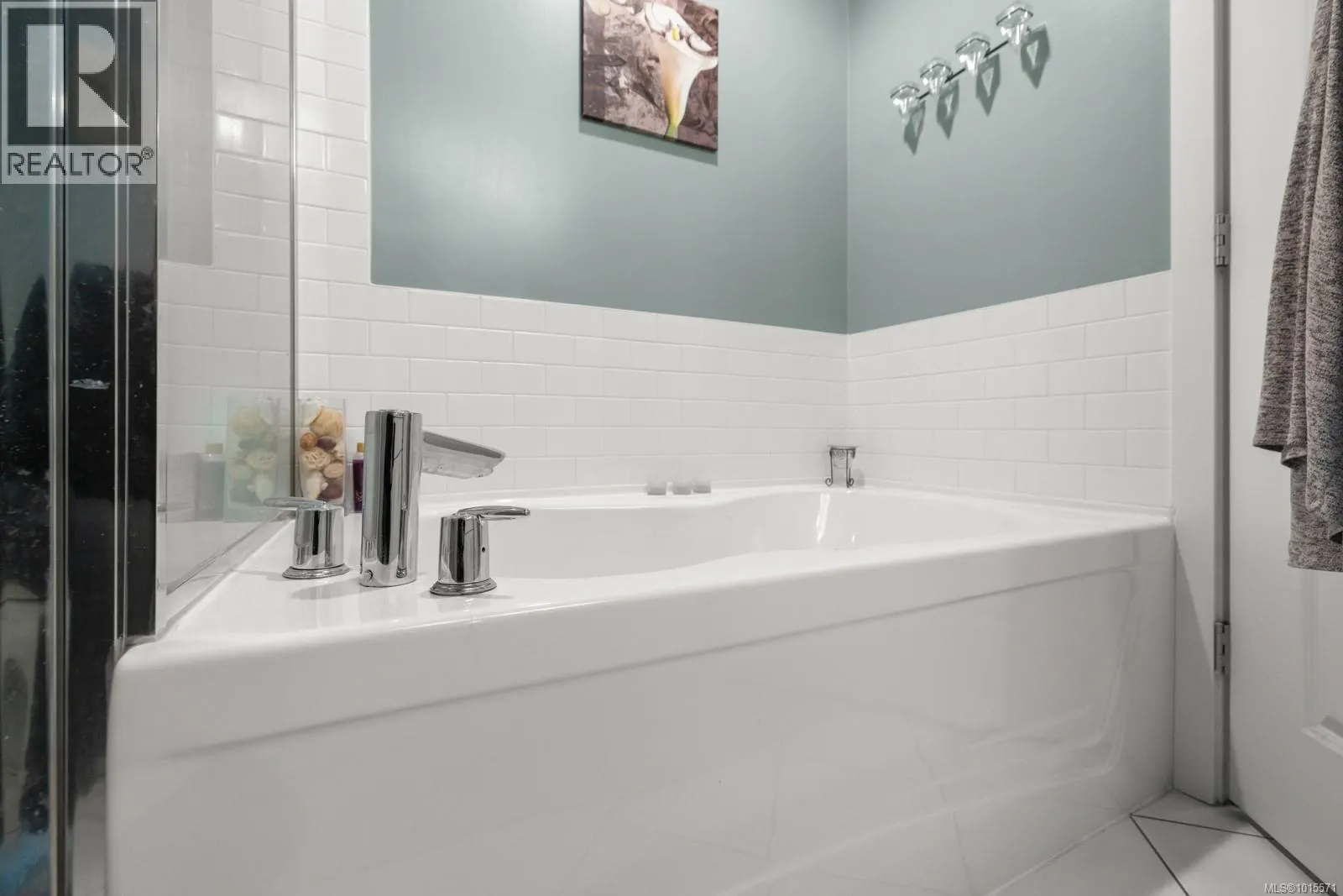 310 4394 West Saanich Rd