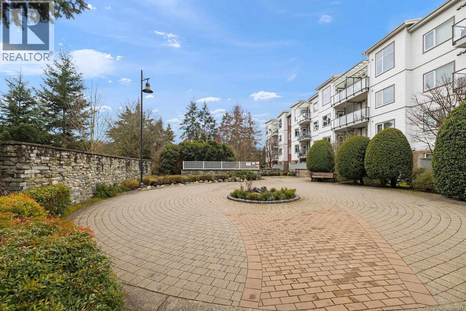 310 4394 West Saanich Rd