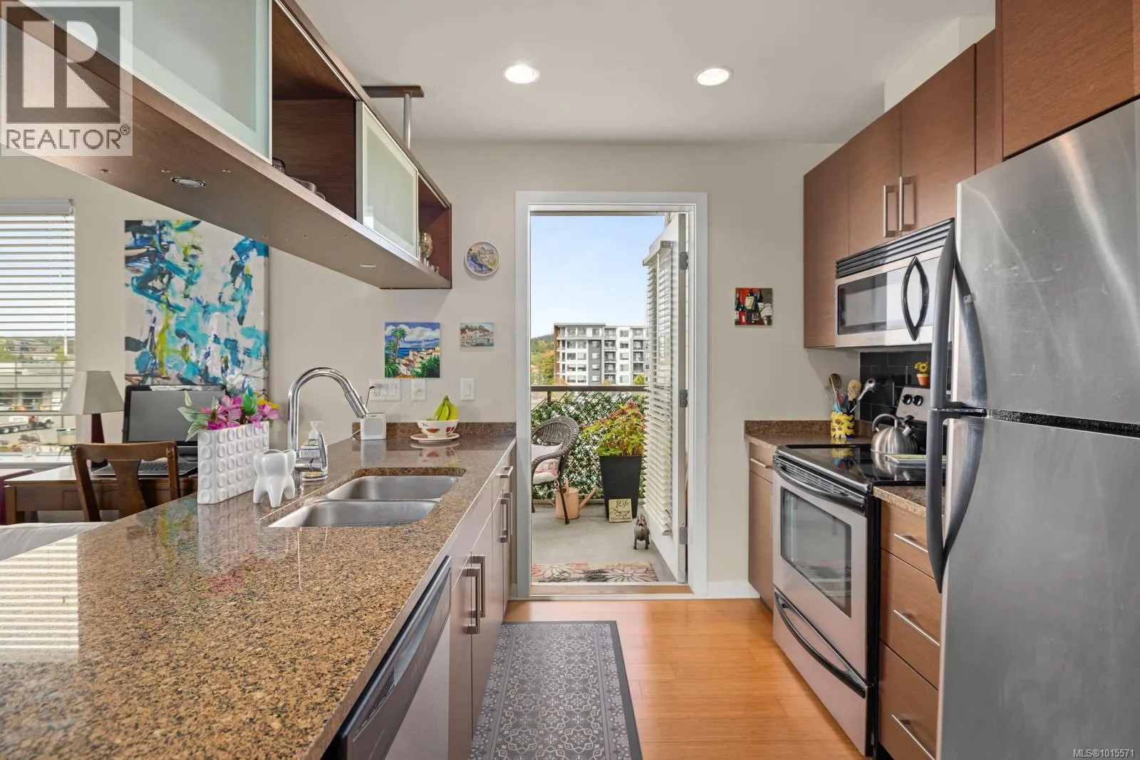 310 4394 West Saanich Rd