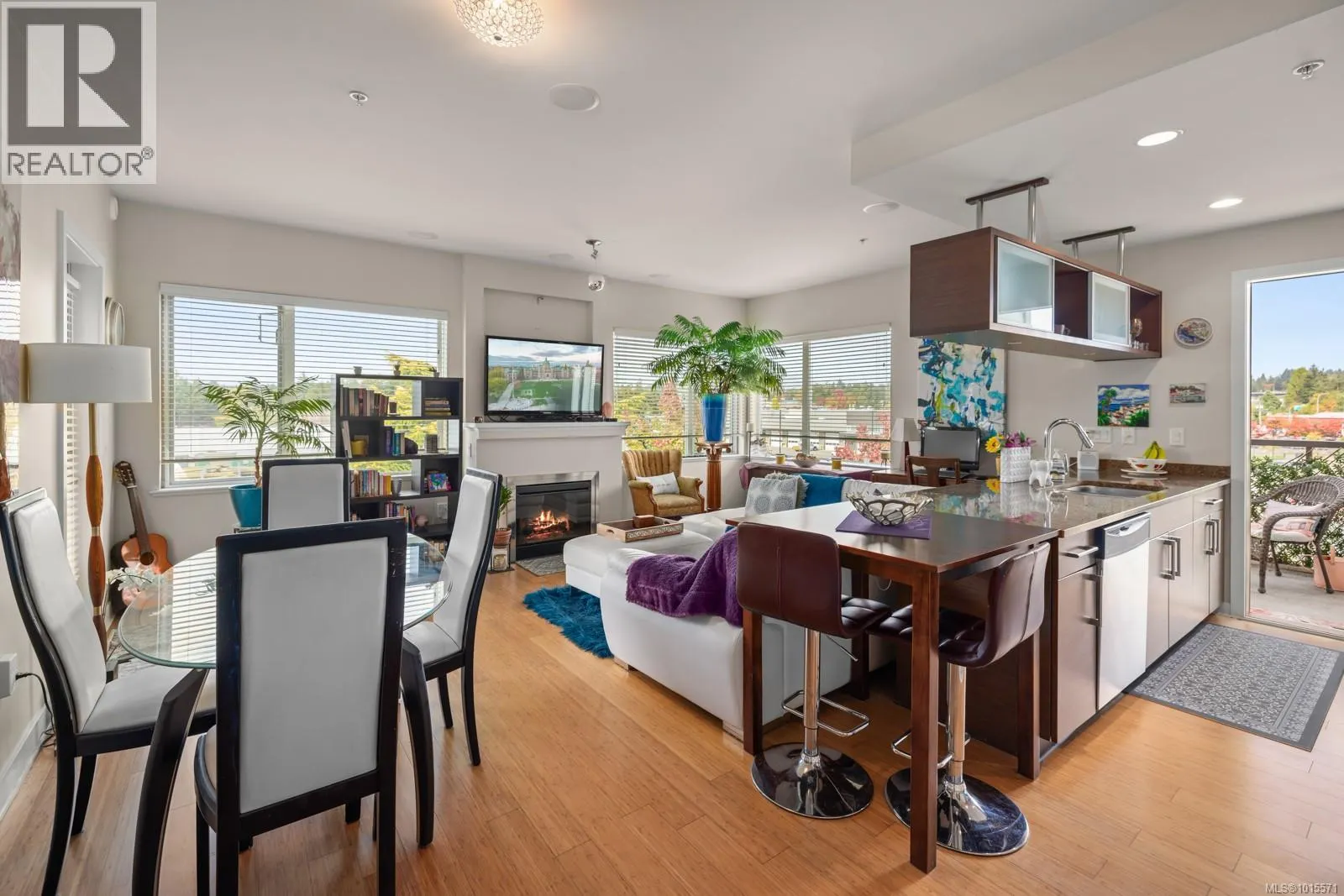 310 4394 West Saanich Rd