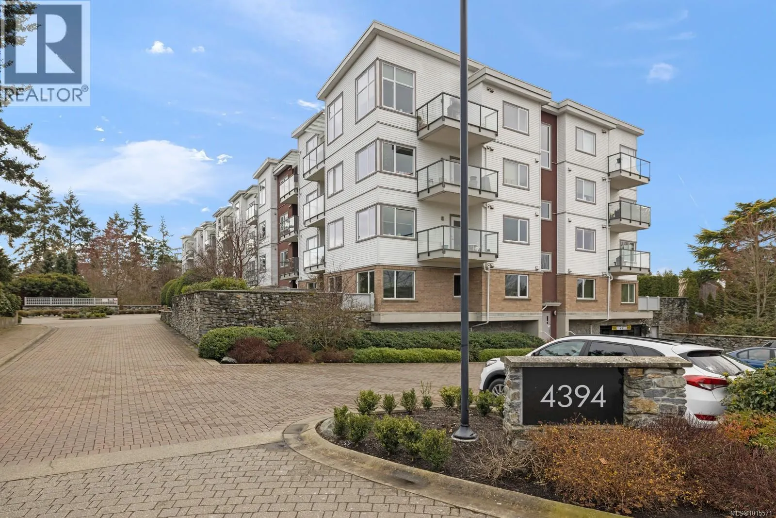 310 4394 West Saanich Rd