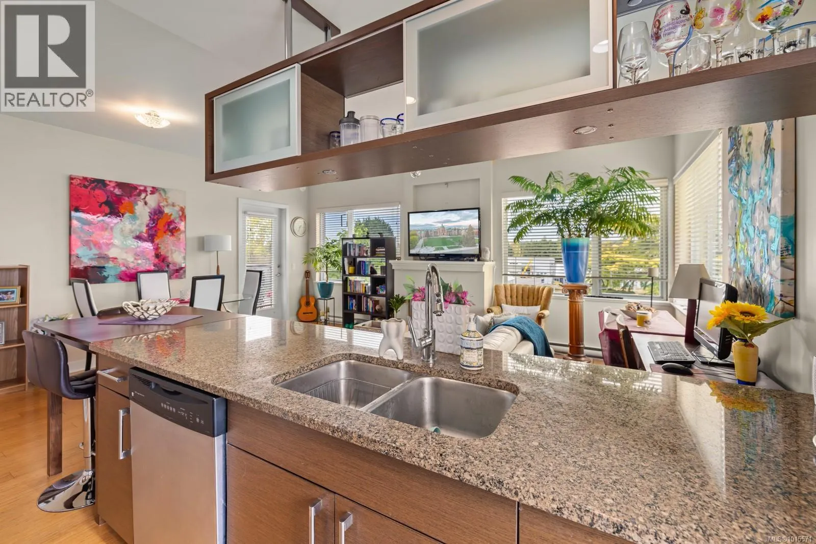 310 4394 West Saanich Rd