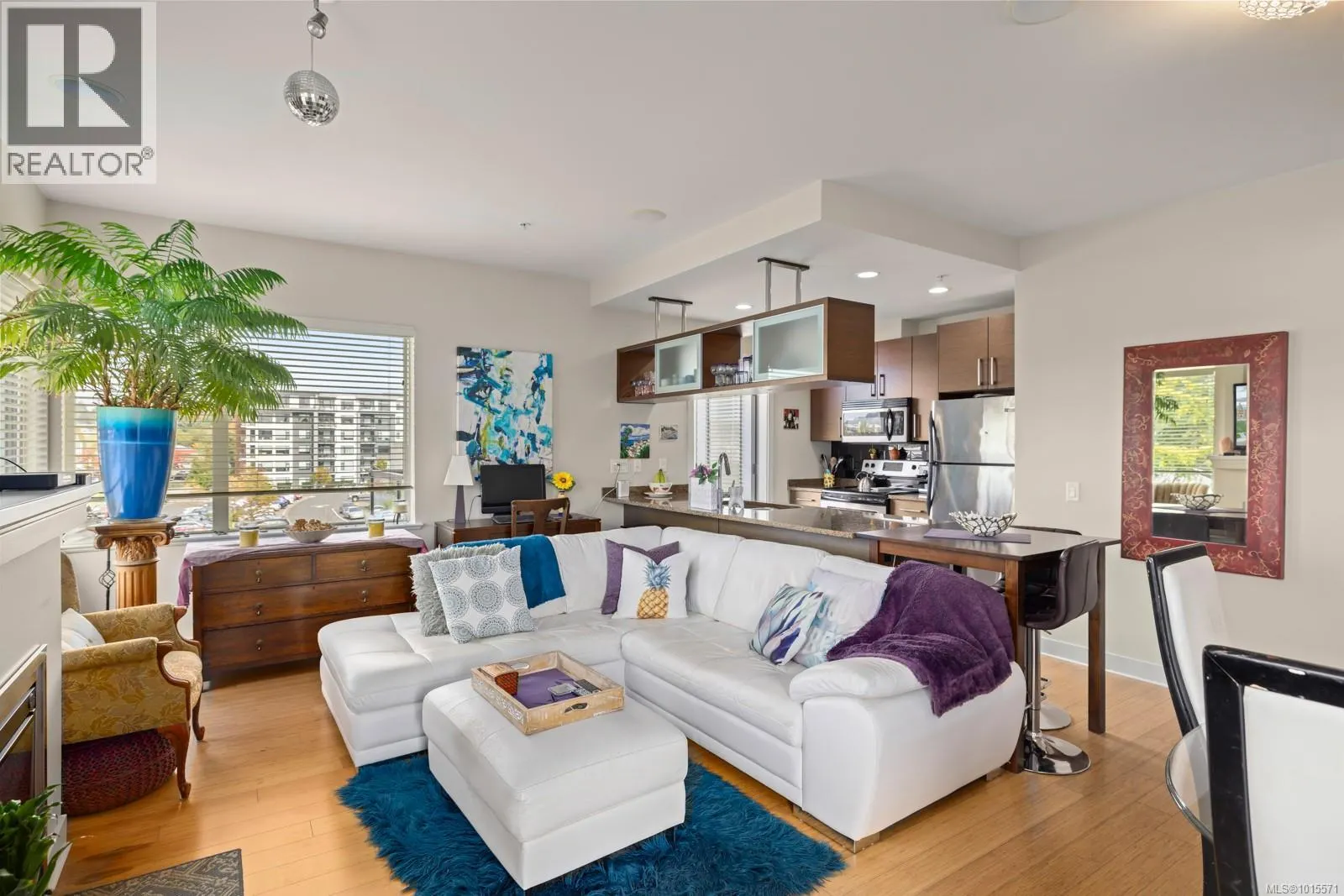 310 4394 West Saanich Rd
