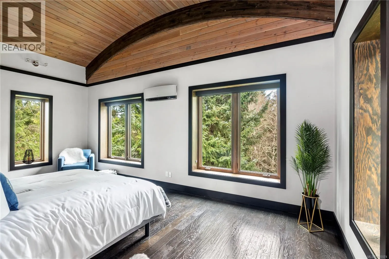 7405 Thornton Hts