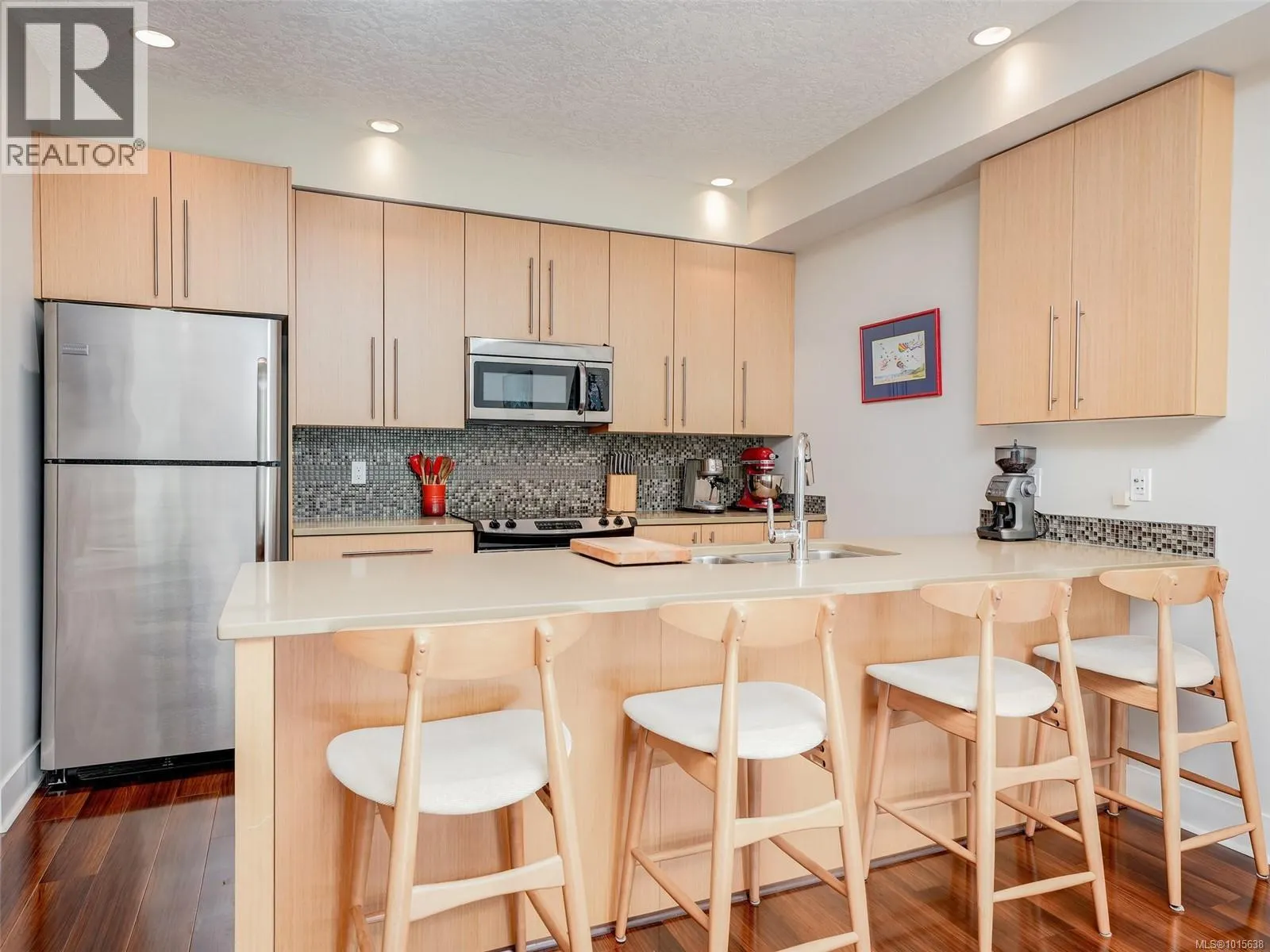 207 4529 West Saanich Rd
