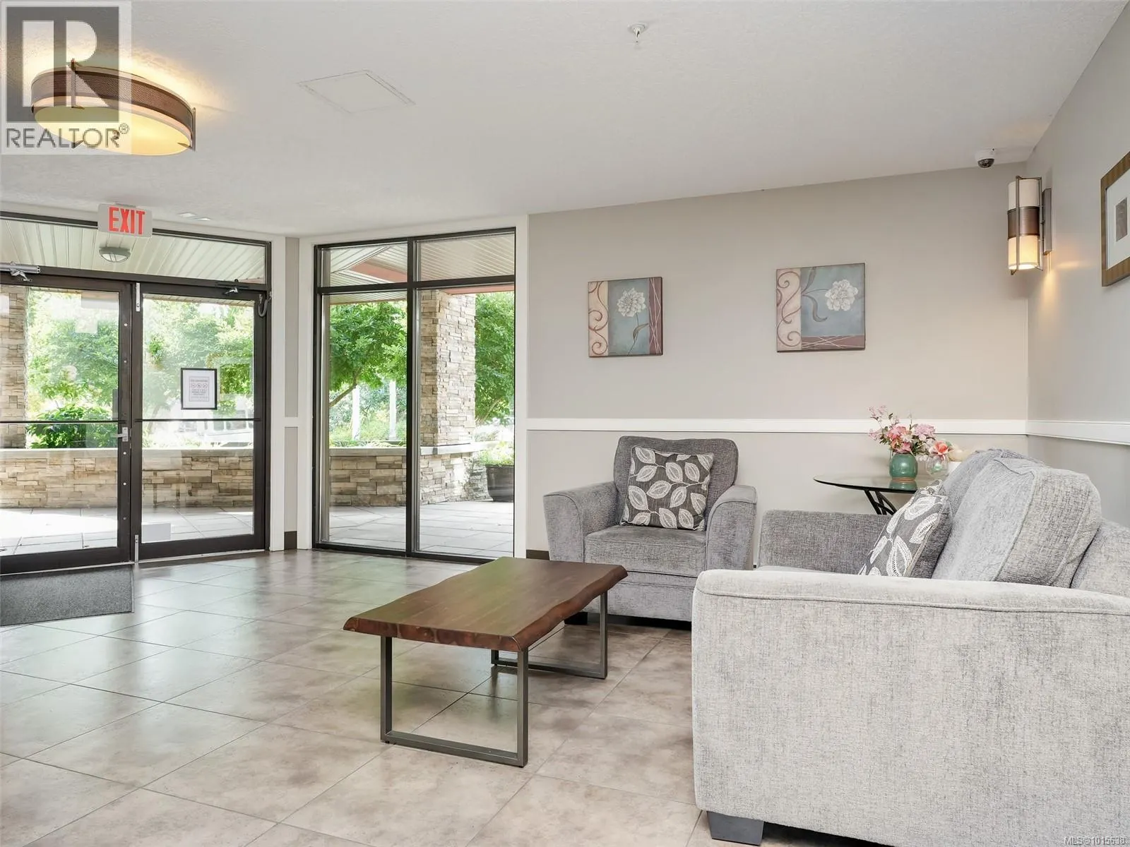 207 4529 West Saanich Rd