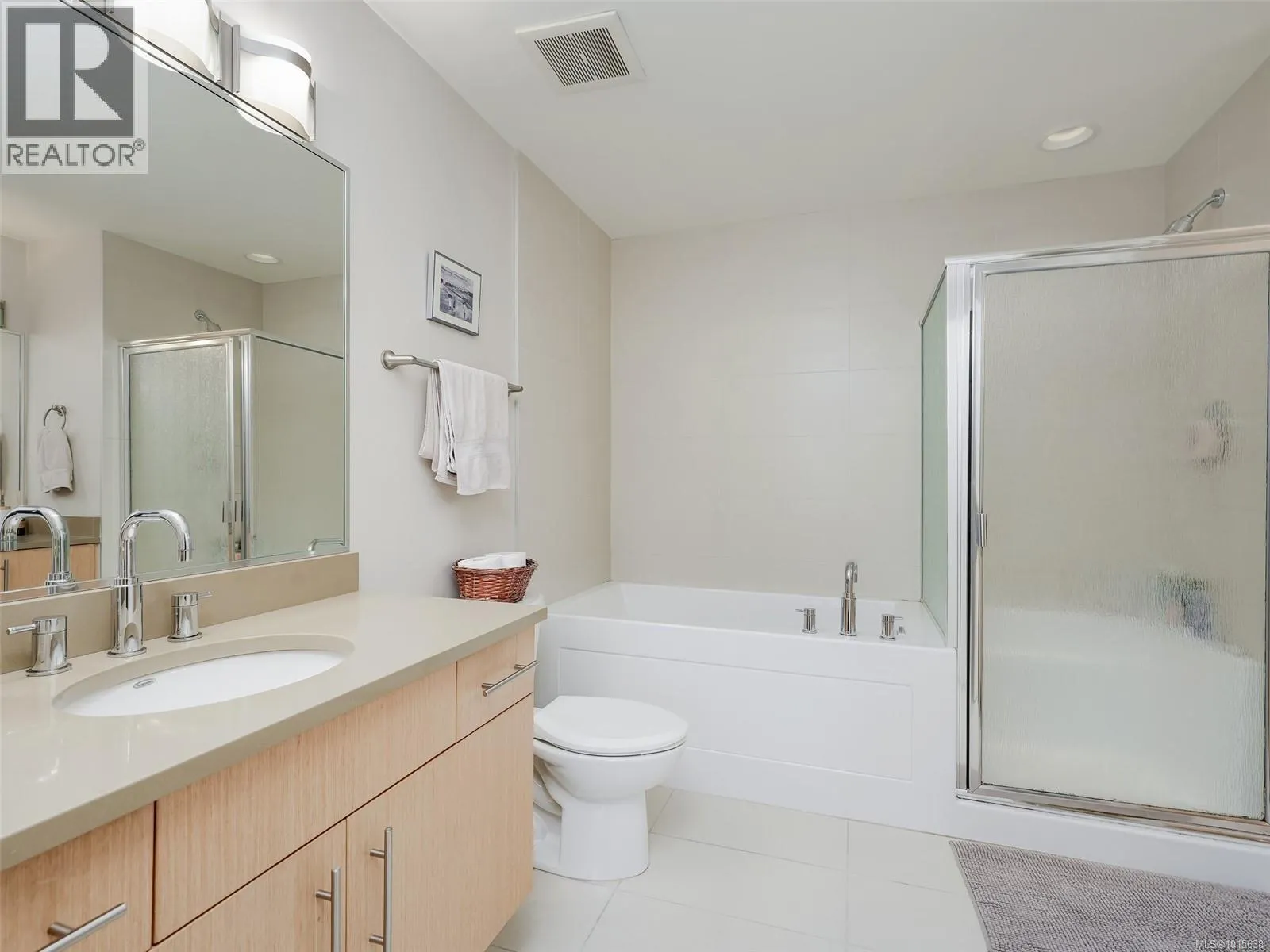 207 4529 West Saanich Rd