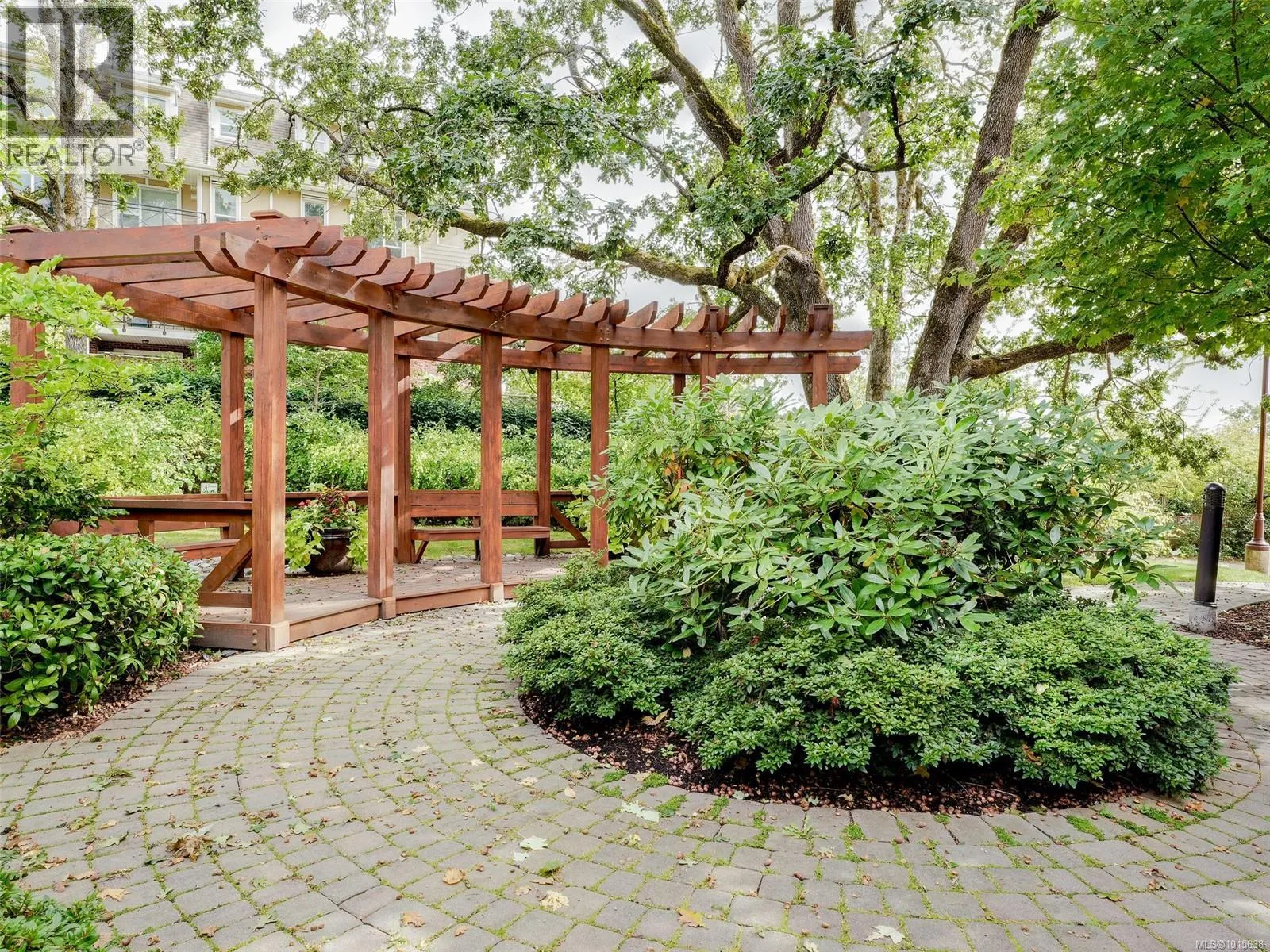 207 4529 West Saanich Rd