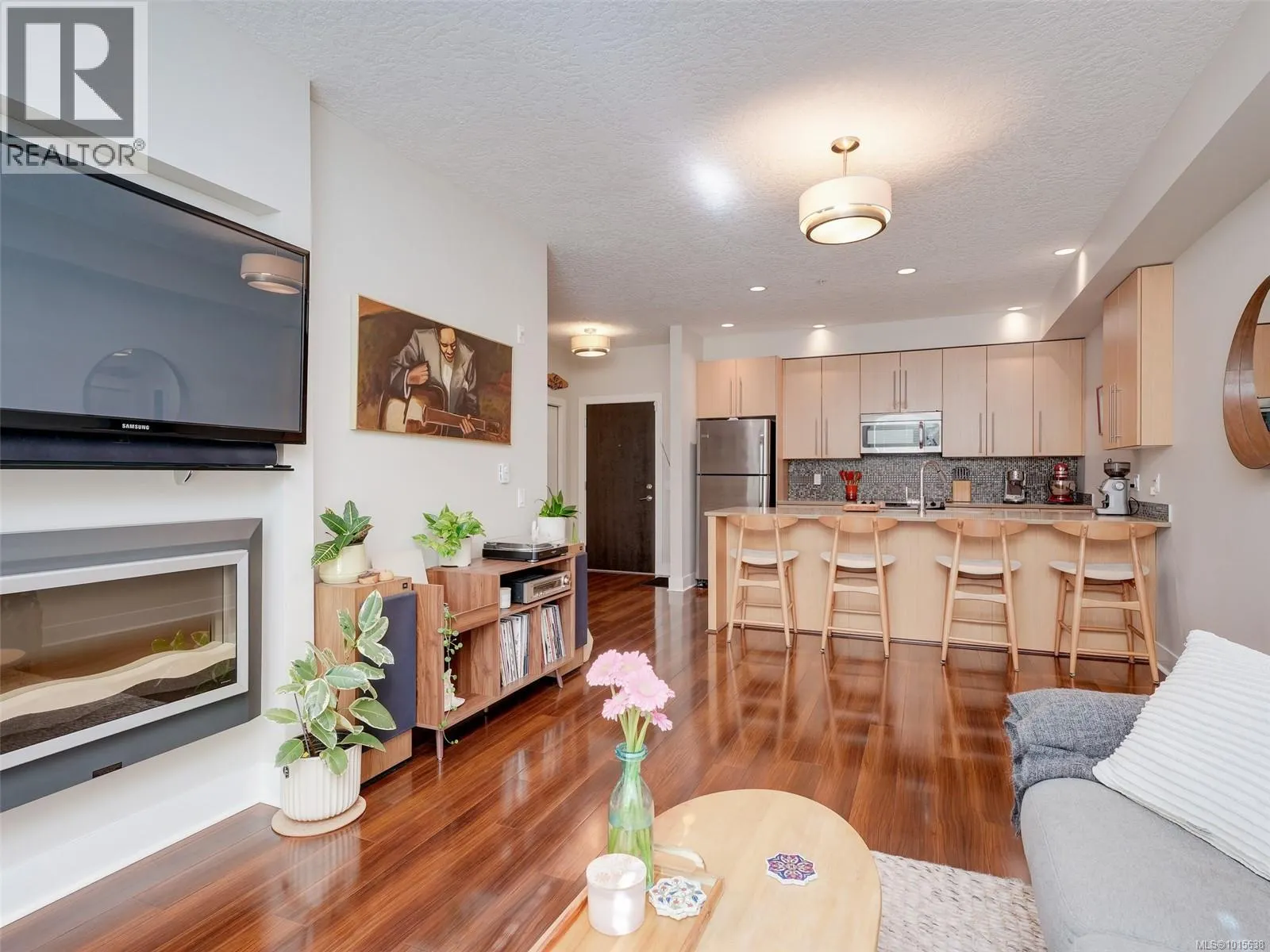 207 4529 West Saanich Rd